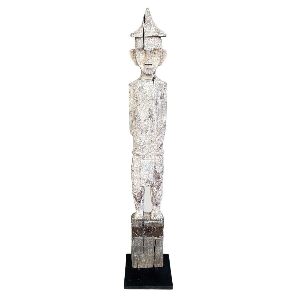 Antike Statue von Andrianna Shamaris aus Borneo im Angebot