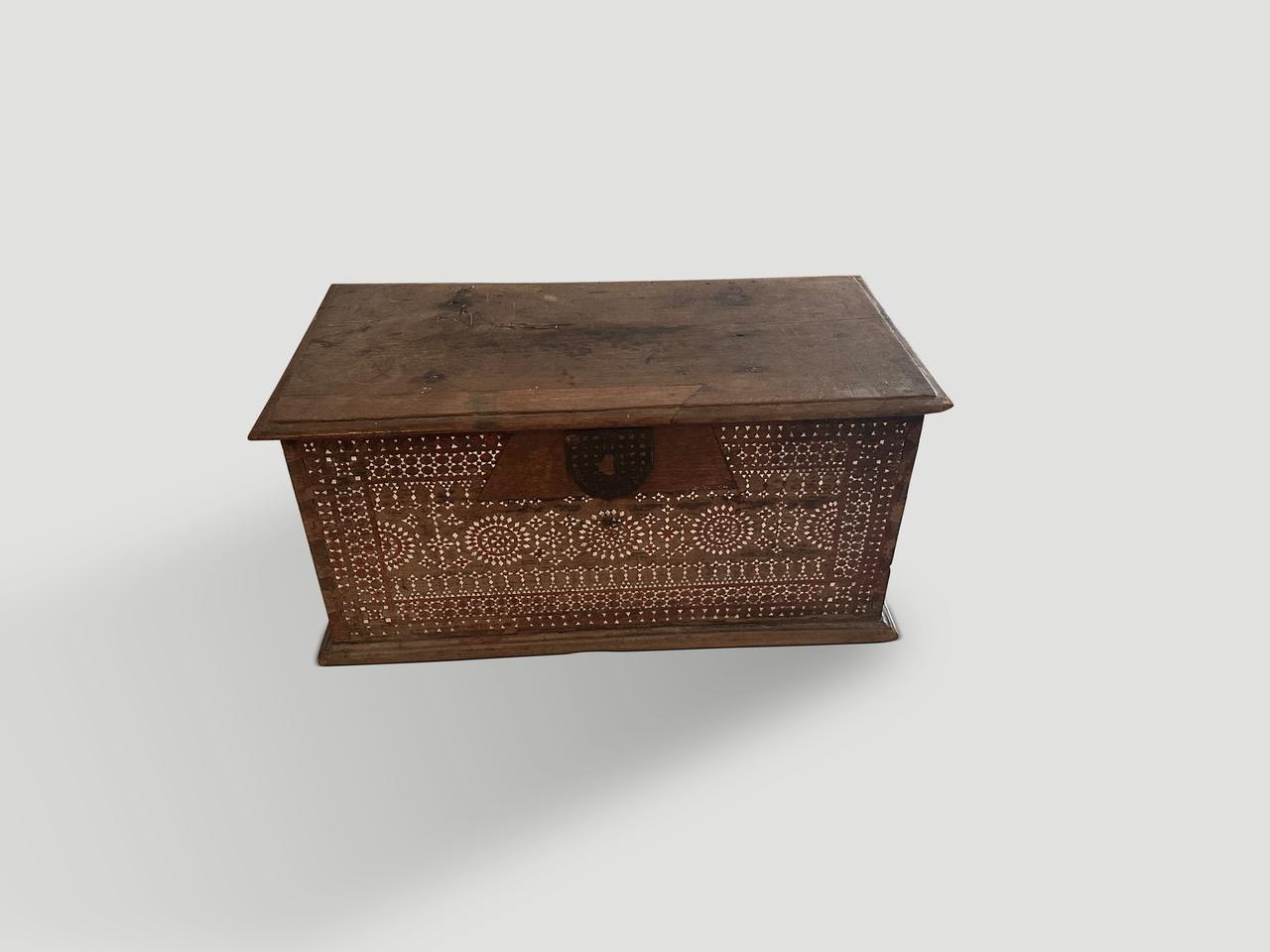 Bellissima cassapanca antica con intarsio di conchiglie, originariamente utilizzata per riporre le coperte. La cassapanca, unica nel suo genere, è perfetta per essere conservata o per un tavolino da caffè. Circa 1950

Questa cassapanca è stata
