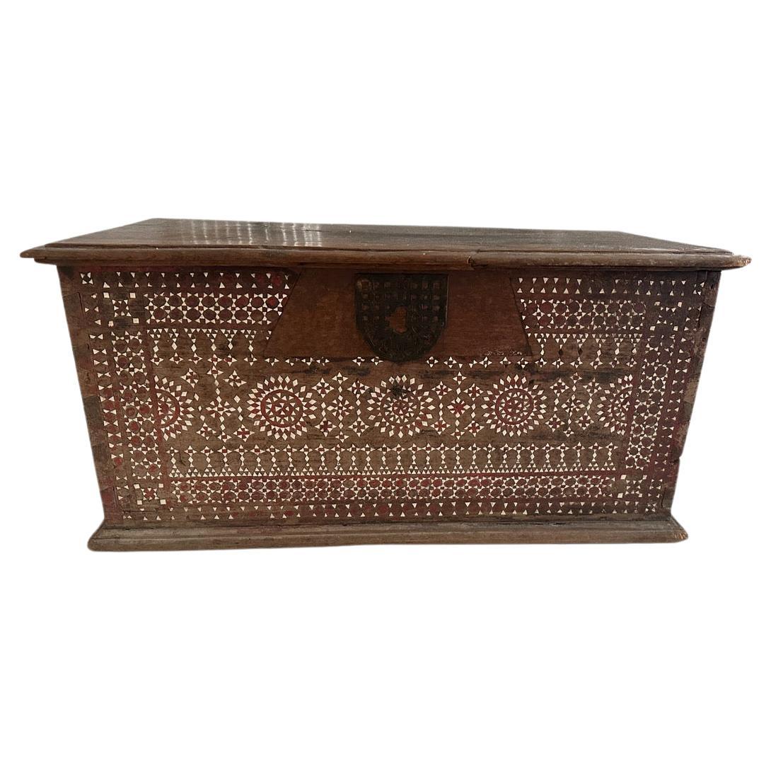 Coffre de rangement pour antiquités