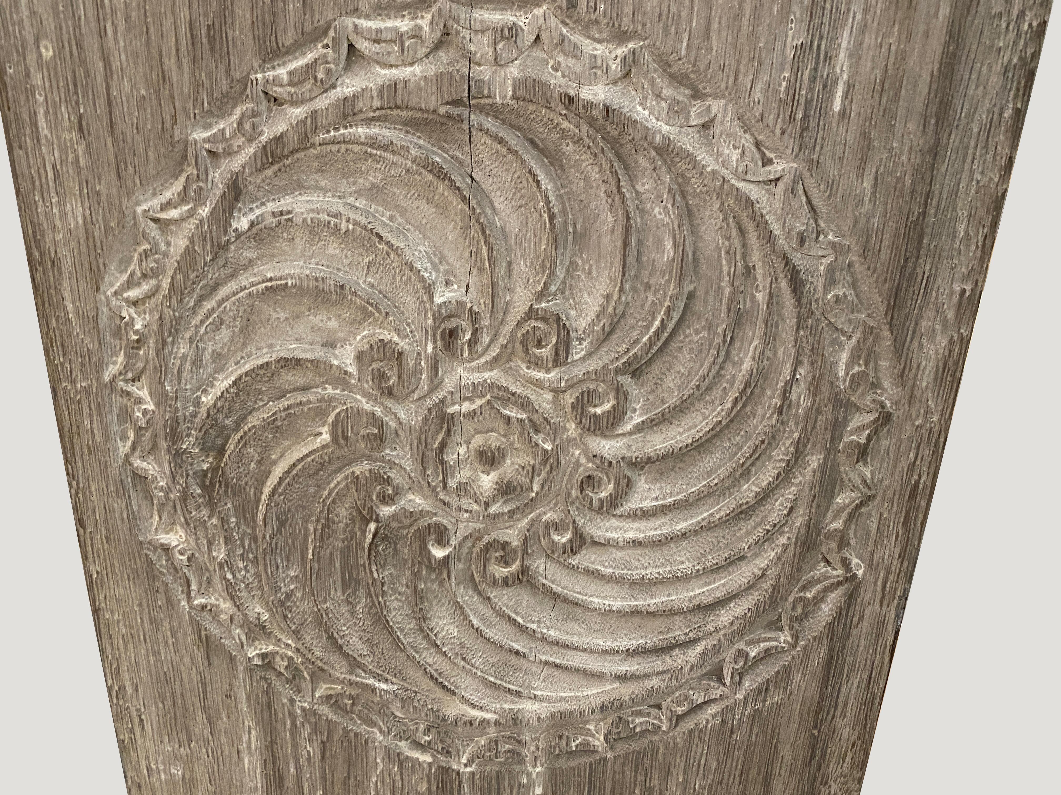 Panneau ancien en bois merbau sculpté à la main, provenant de Lampung, Sumatra. Nous avons une collection en différentes tailles. Veuillez vous renseigner. La taille et le prix correspondent à celui qui est présenté. Superbe des deux côtés.

Ce