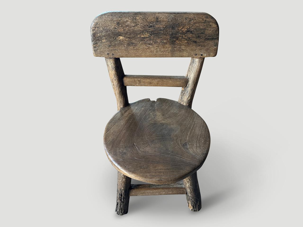 Chaise de village ancienne pouvant également servir de table d'appoint. Nous avons une petite collection. Belle patine et caractère pour cette belle pièce en teck. Vers 1950. Les images et le prix en témoignent. Dimensions complètes : 15,5″ de