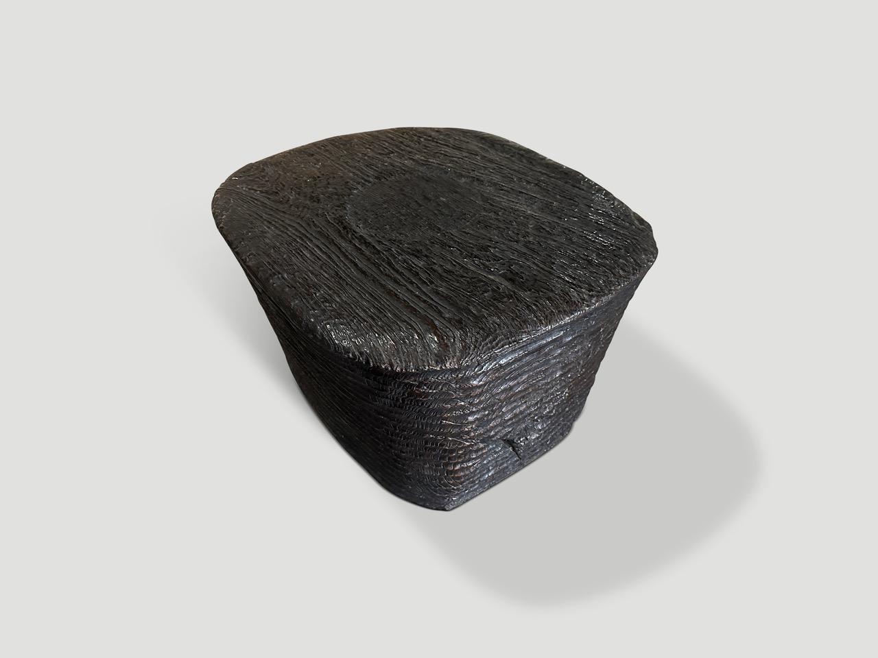 A l'origine, il s'agissait d'un antique pilon à riz. Nous avons fermé le trou central et ajouté notre sculpture minimaliste unique sur les côtés pour produire cette magnifique table basse. Une teinture translucide expresso a été ajoutée, révélant
