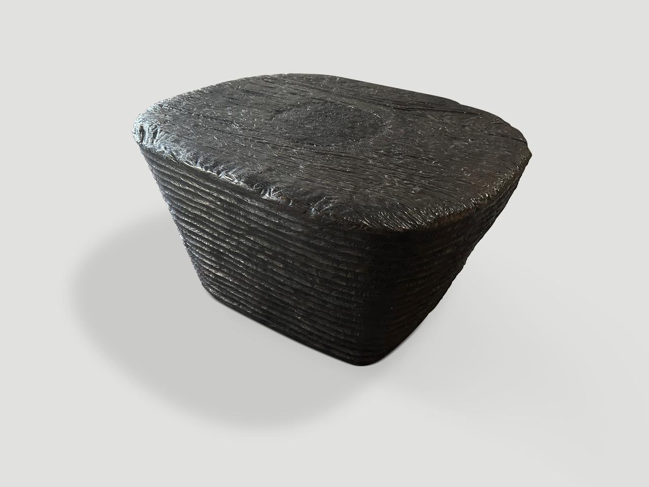 Andrianna Shamaris Table basse Espresso sculptée à la main Bon état - En vente à New York, NY