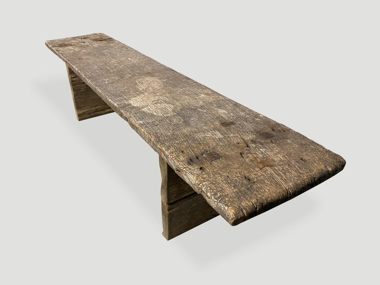 Realizzato con un bellissimo pannello antico in legno di teak singolo con una bella patina e bordi morbidi e arrotondati. Celebrare le crepe e le fessure e tutti gli altri segni che il tempo e l'amore hanno lasciato dietro di sé. Abbiamo aggiunto
