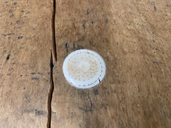 Mesa auxiliar colonial antigua de madera de teca