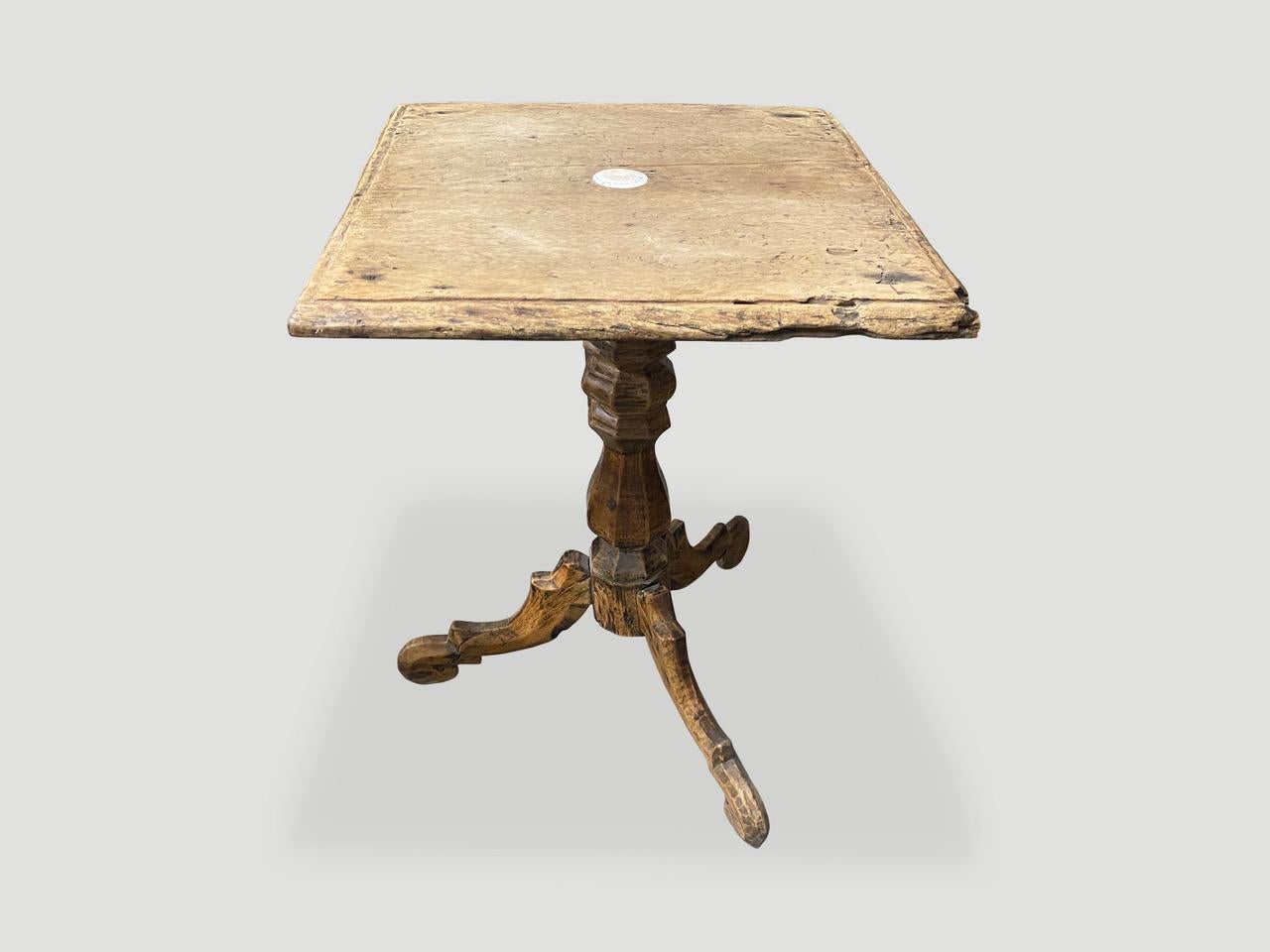 Organico moderno Tavolino antico in Wood Wood Coloni in vendita