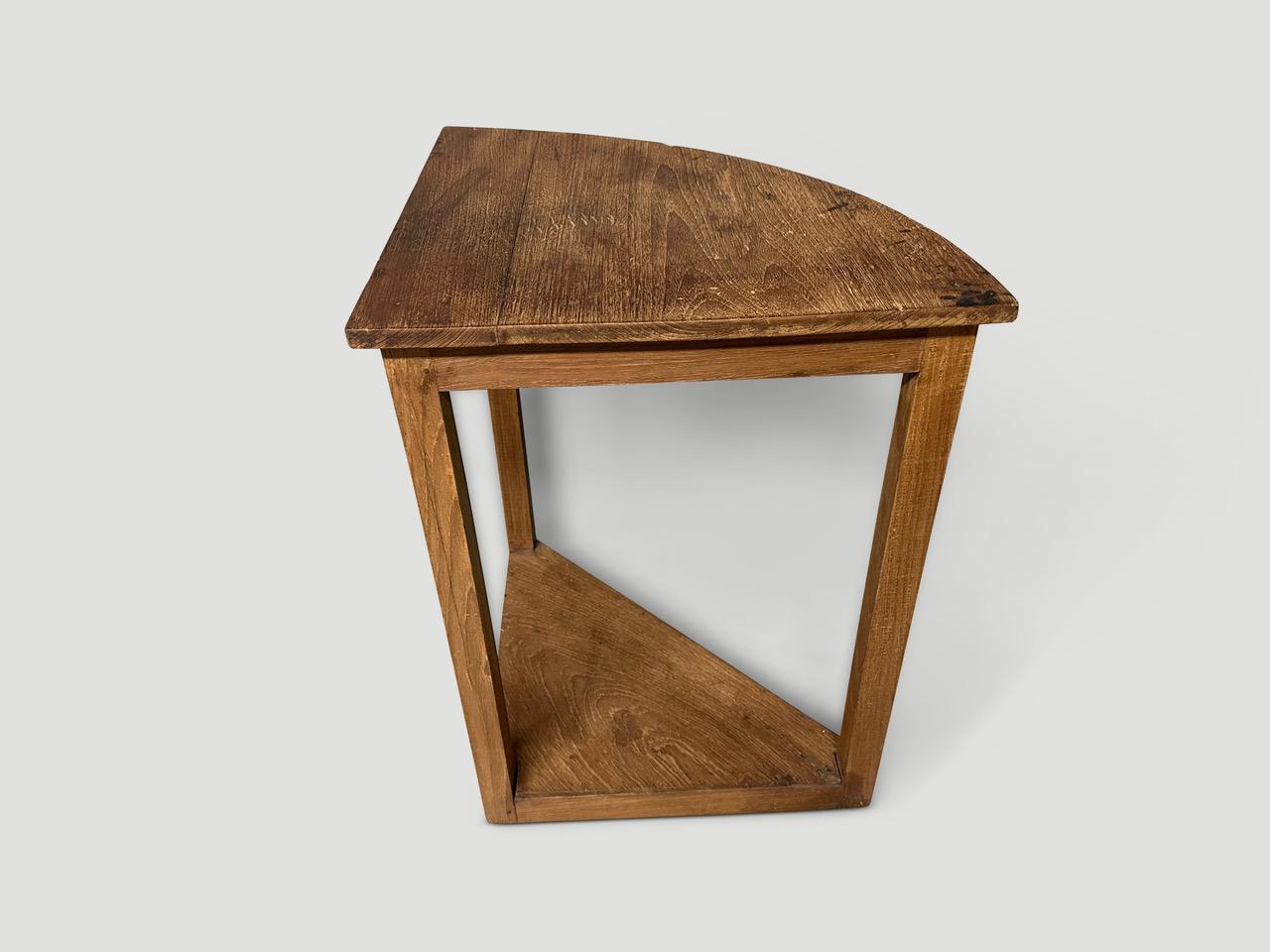 Milieu du XXe siècle Table d'angle ancienne en bois de teck Andrianna Shamaris en vente