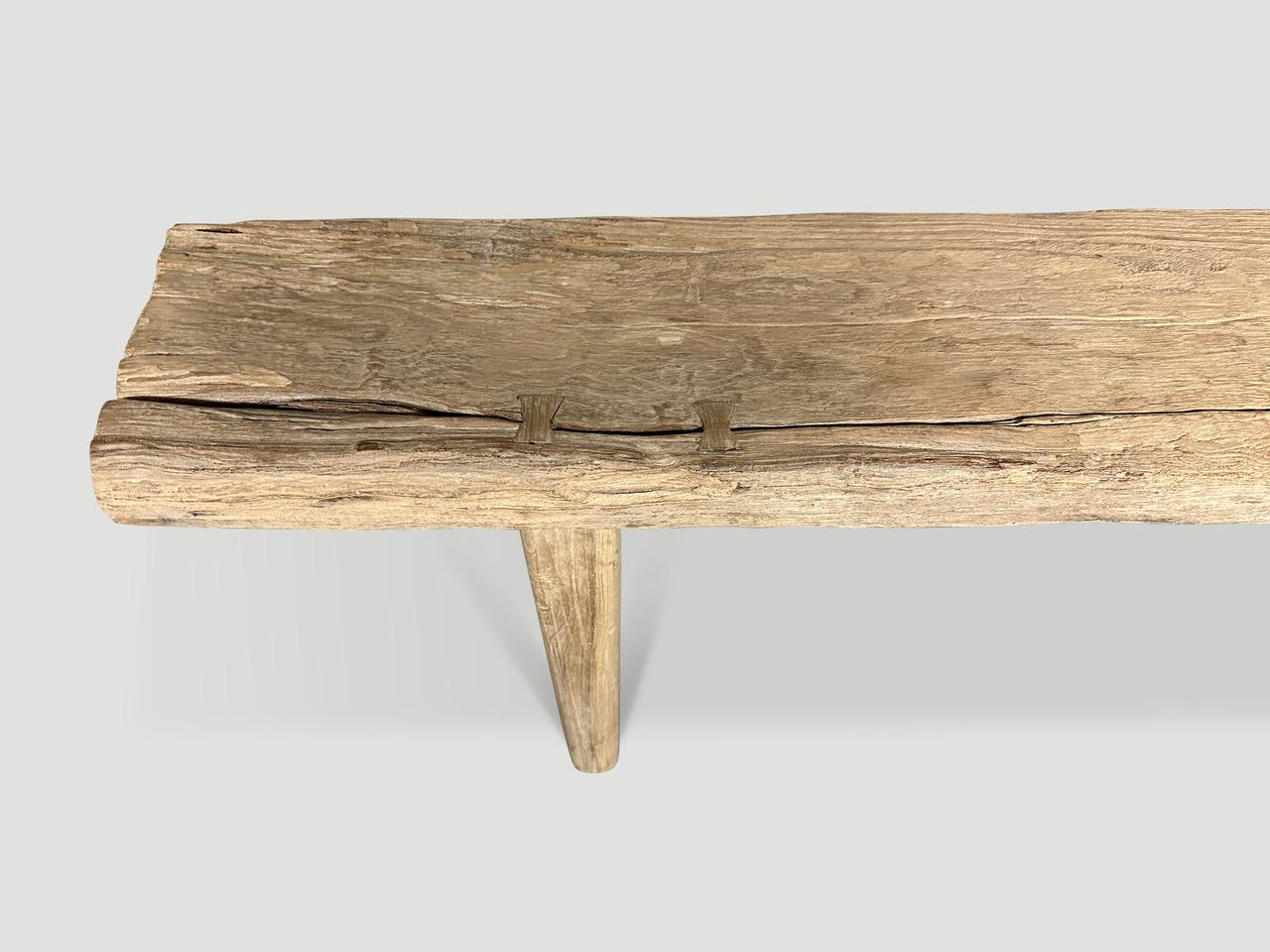 Wir haben dieses beeindruckende antike Holzpaneel mit glatten, minimalistischen Teakholzbeinen versehen. In das Holz wurden Schmetterlinge eingelegt. Es kommt auf die Details an. Um 1930. 

Diese Bank wurde im Geiste von Wabi-Sabi handgefertigt,