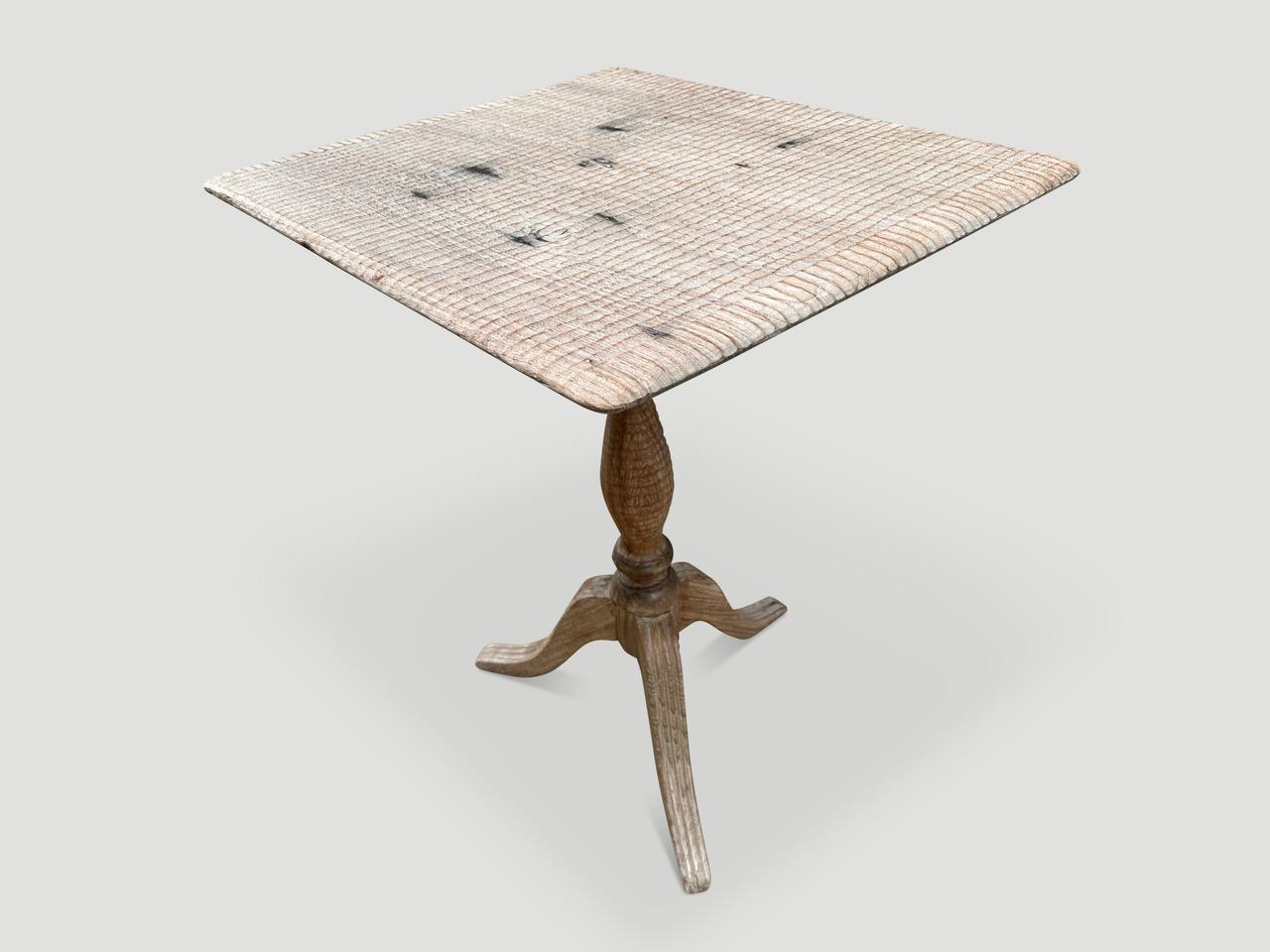 Table à rallonges ancienne en bois de teck Andrianna Shamaris Excellent état - En vente à New York, NY