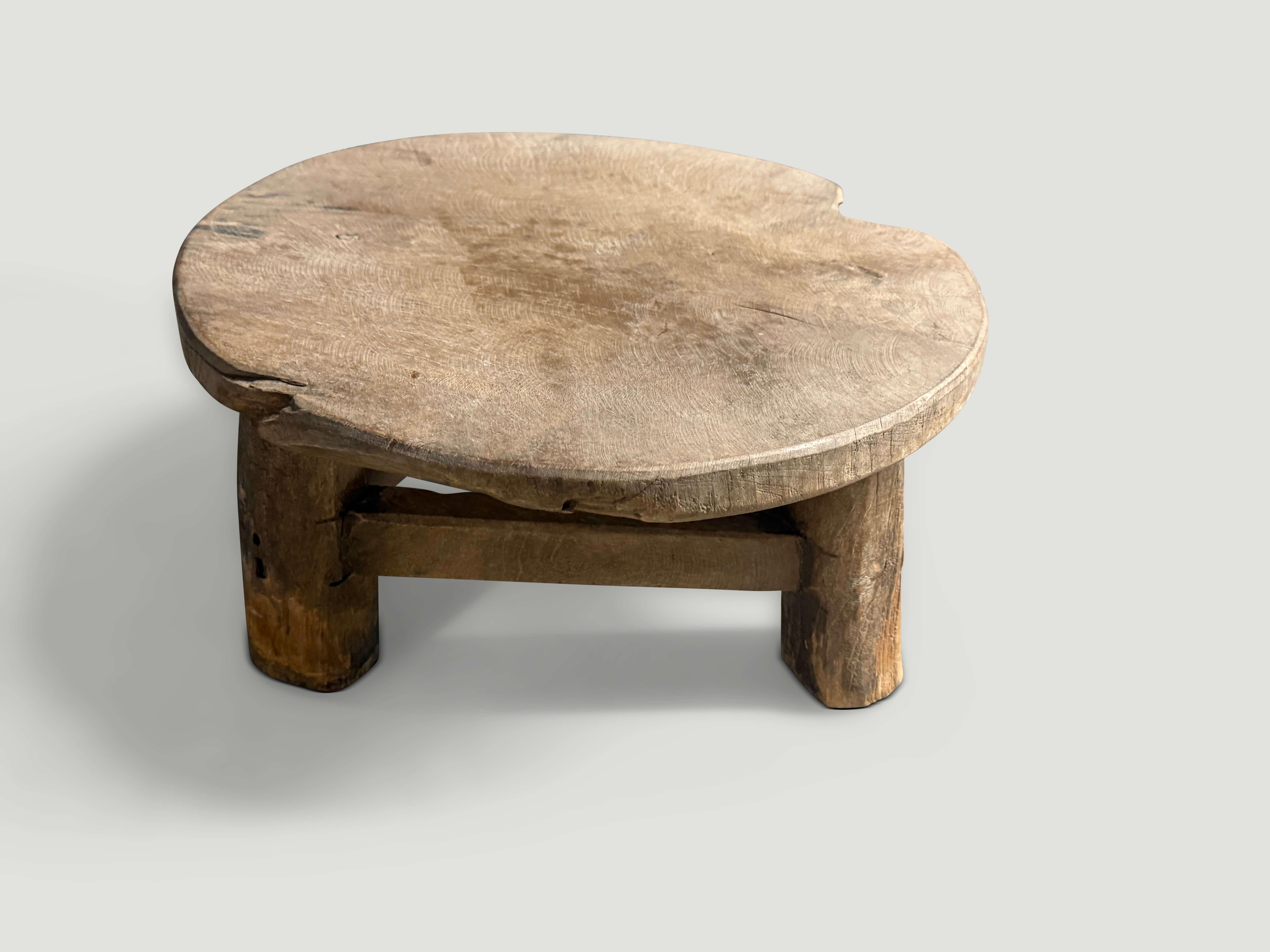 Cette table d'appoint ou ce tabouret ancien présente une belle patine et du caractère. Vers 1950. Nous avons une petite collection. Les images et le prix en témoignent.

Cette table d'appoint ou tabouret antique a été fabriquée à la main dans