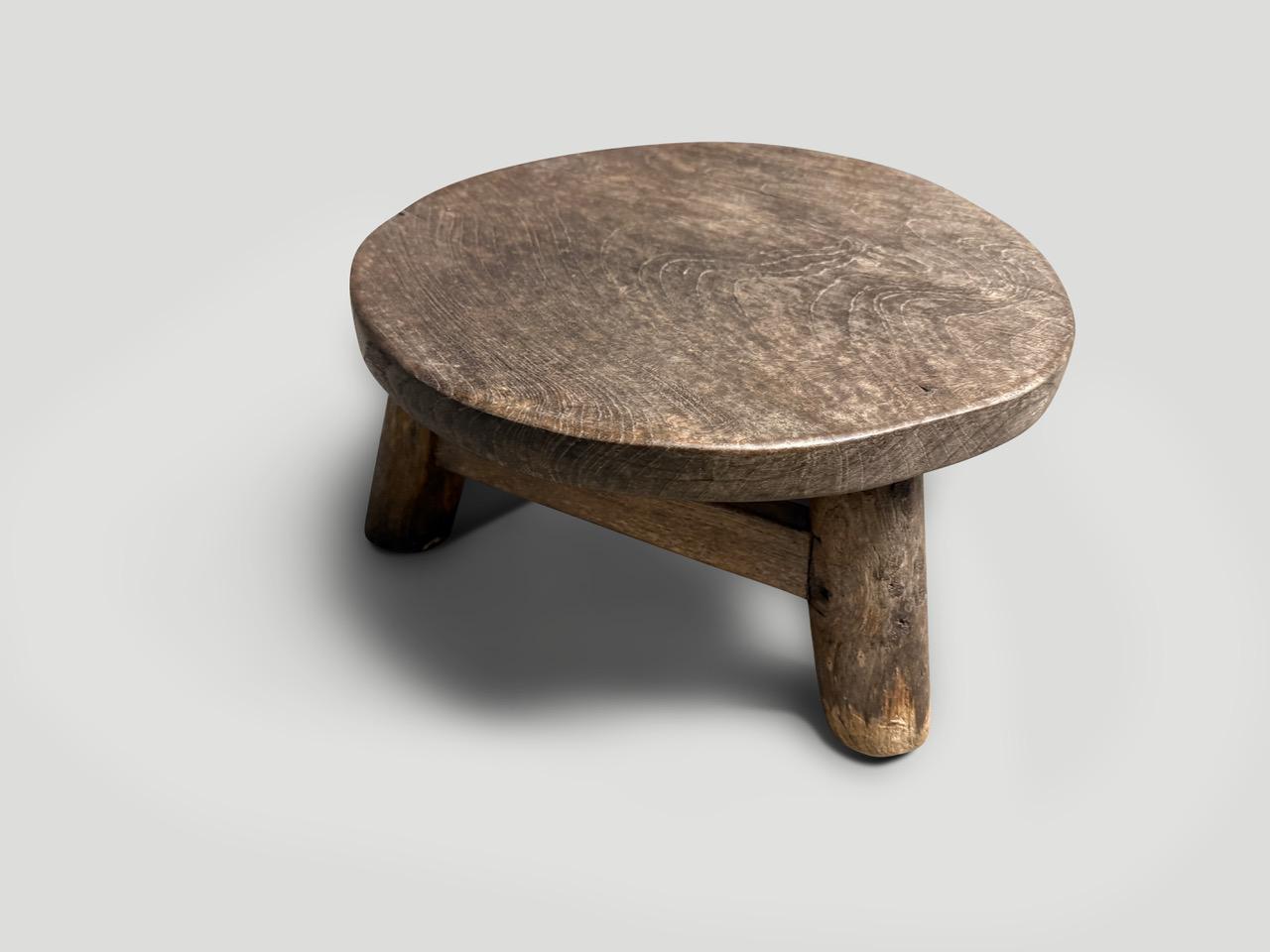 Cette table d'appoint ou ce tabouret ancien présente une belle patine et du caractère. Vers 1950. Nous avons une petite collection. Les images et le prix reflètent le modèle présenté.

Cette table d'appoint ou tabouret antique a été fabriquée à la
