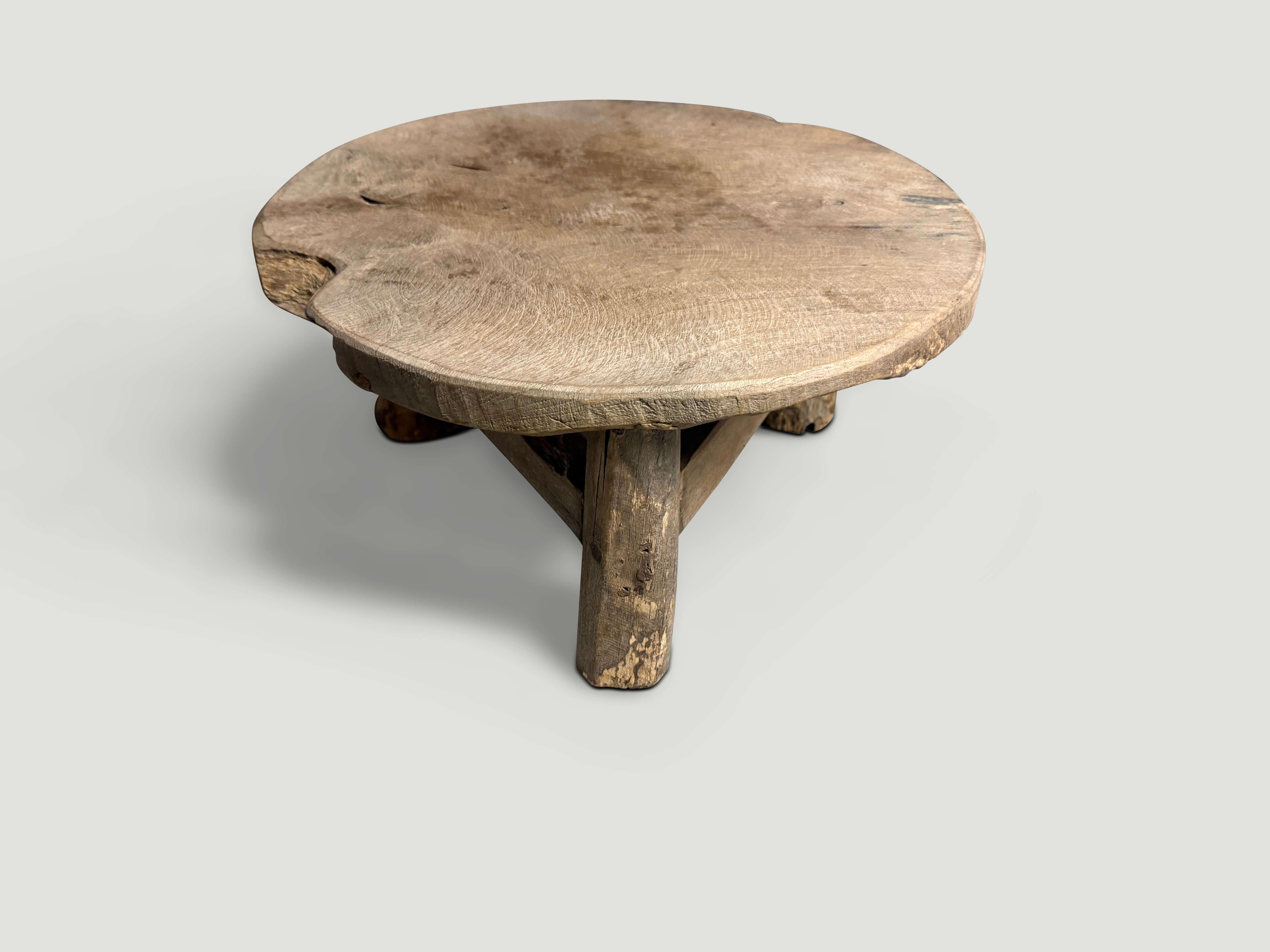 Minimaliste Andrianna Shamaris Table d'appoint ou tabouret rond en bois de teck ancien en vente