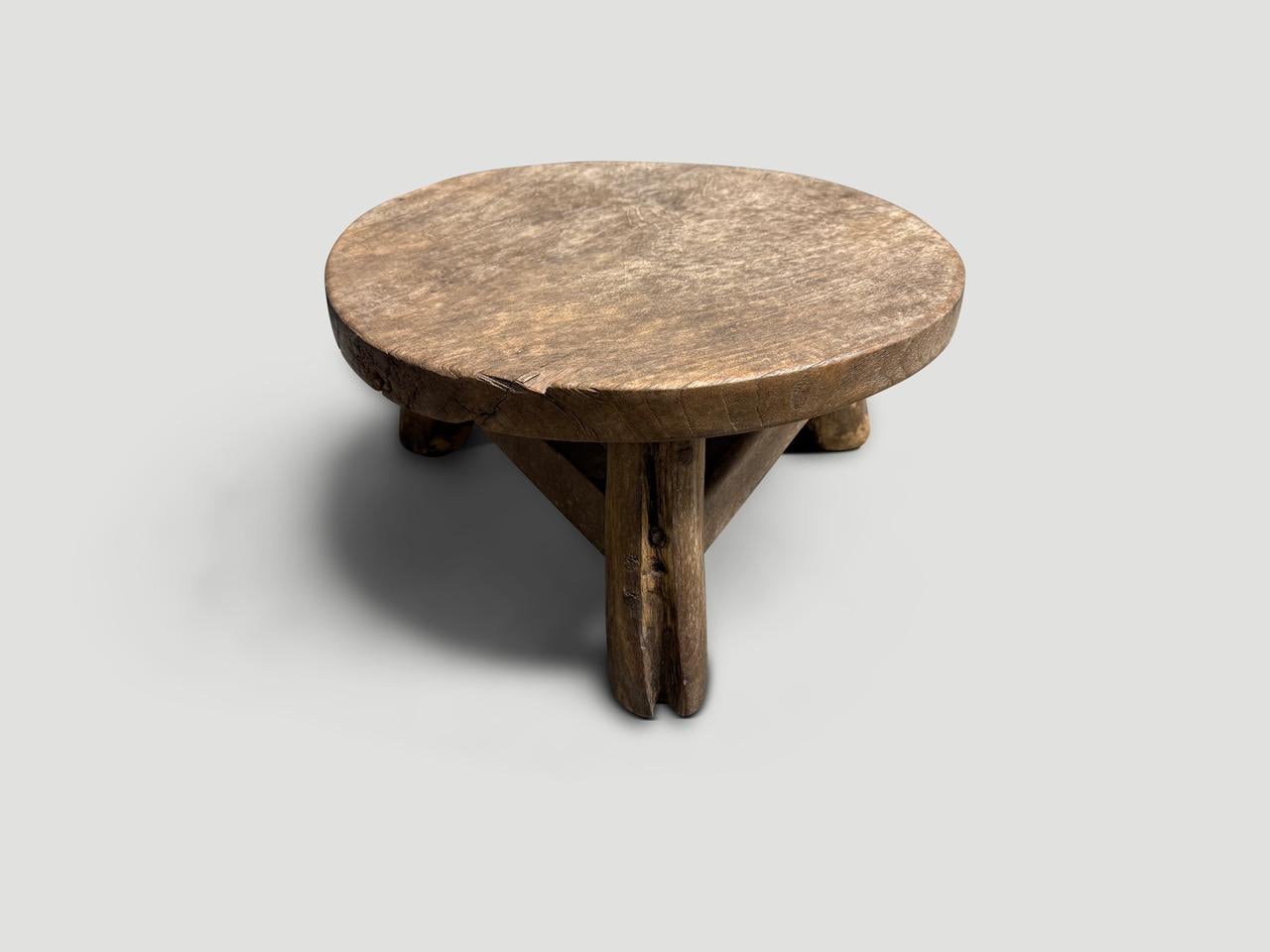 Minimaliste Andrianna Shamaris Table d'appoint ou tabouret rond en bois de teck ancien en vente