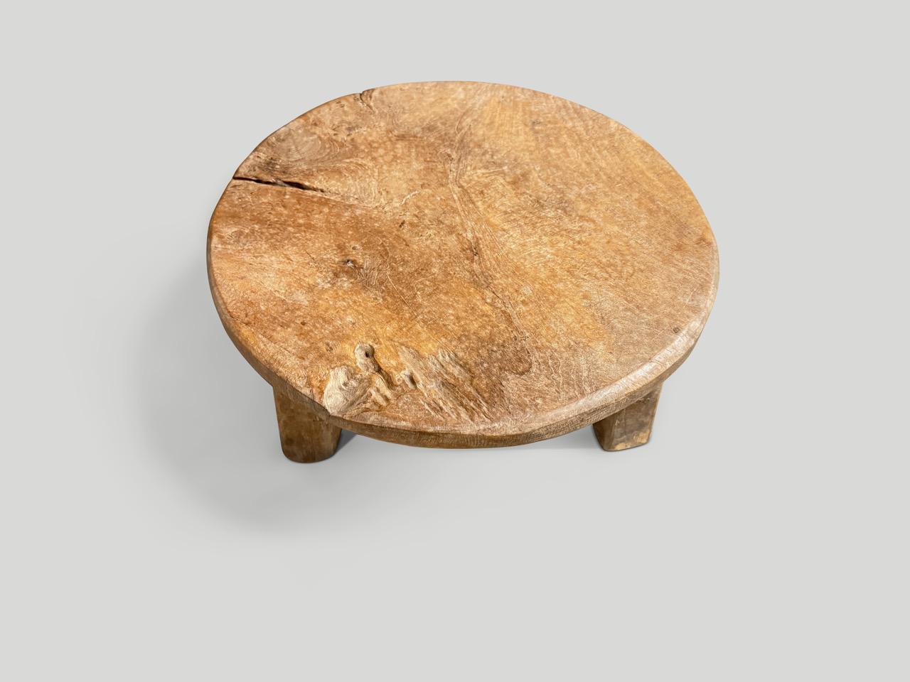 Minimaliste Andrianna Shamaris Table d'appoint ou tabouret rond en bois de teck ancien en vente