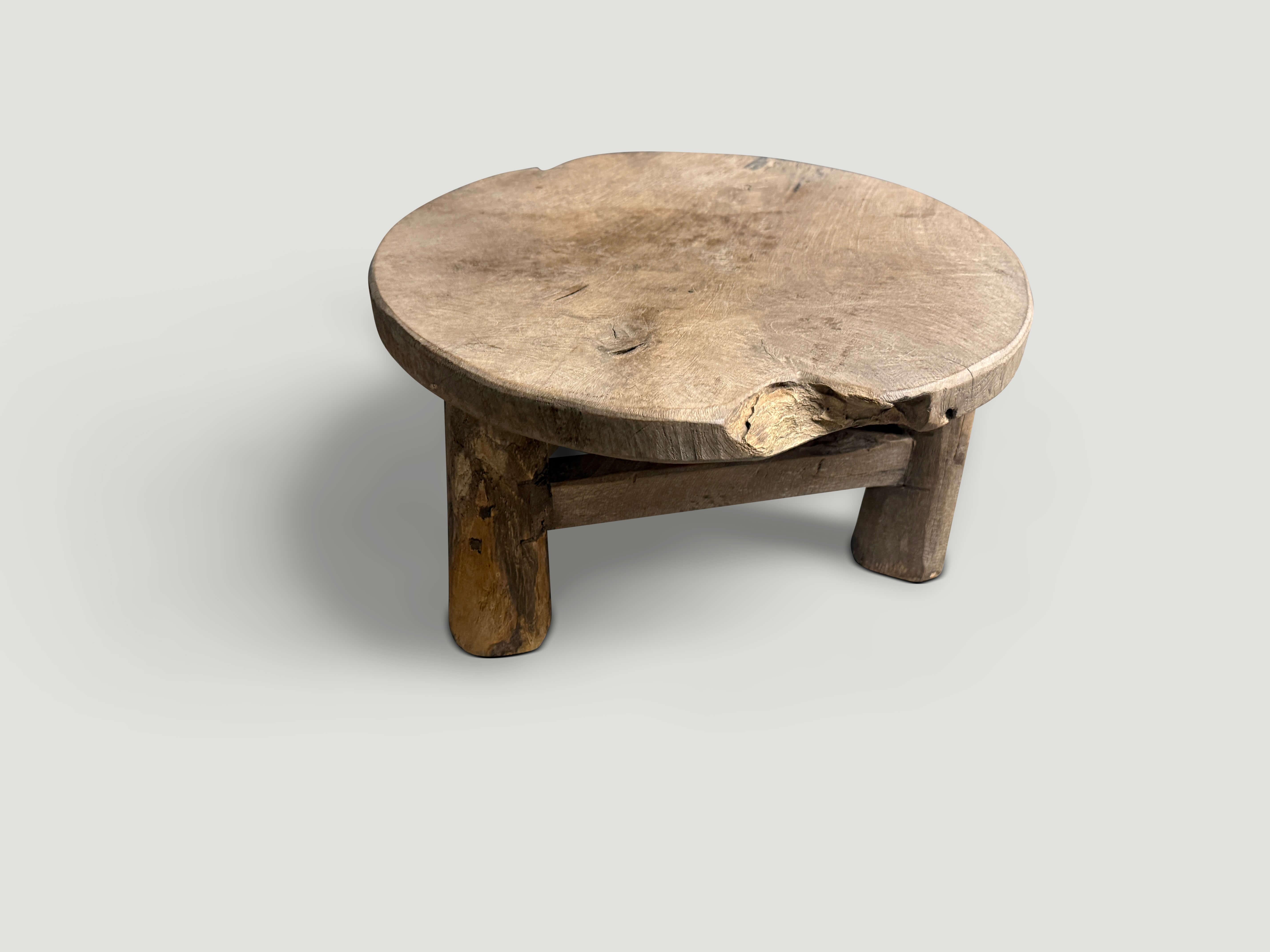 Andrianna Shamaris Table d'appoint ou tabouret rond en bois de teck ancien Excellent état - En vente à New York, NY