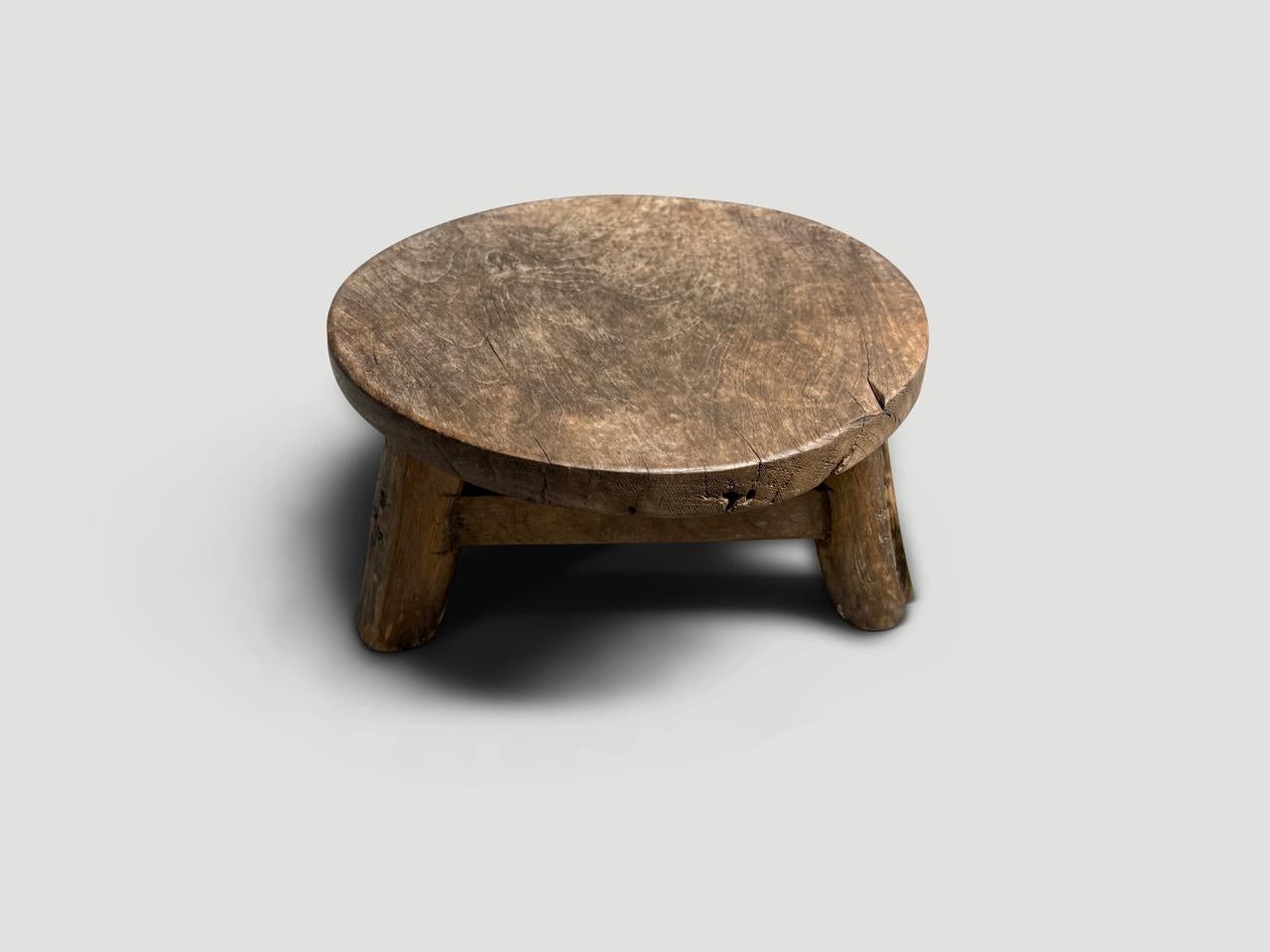 Andrianna Shamaris Table d'appoint ou tabouret rond en bois de teck ancien Excellent état - En vente à New York, NY