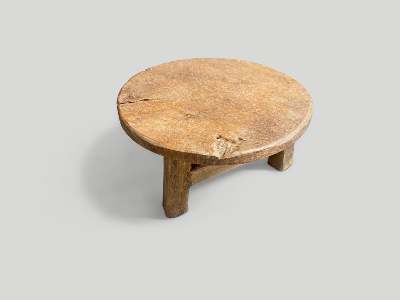 Andrianna Shamaris Table d'appoint ou tabouret rond en bois de teck ancien Excellent état - En vente à New York, NY