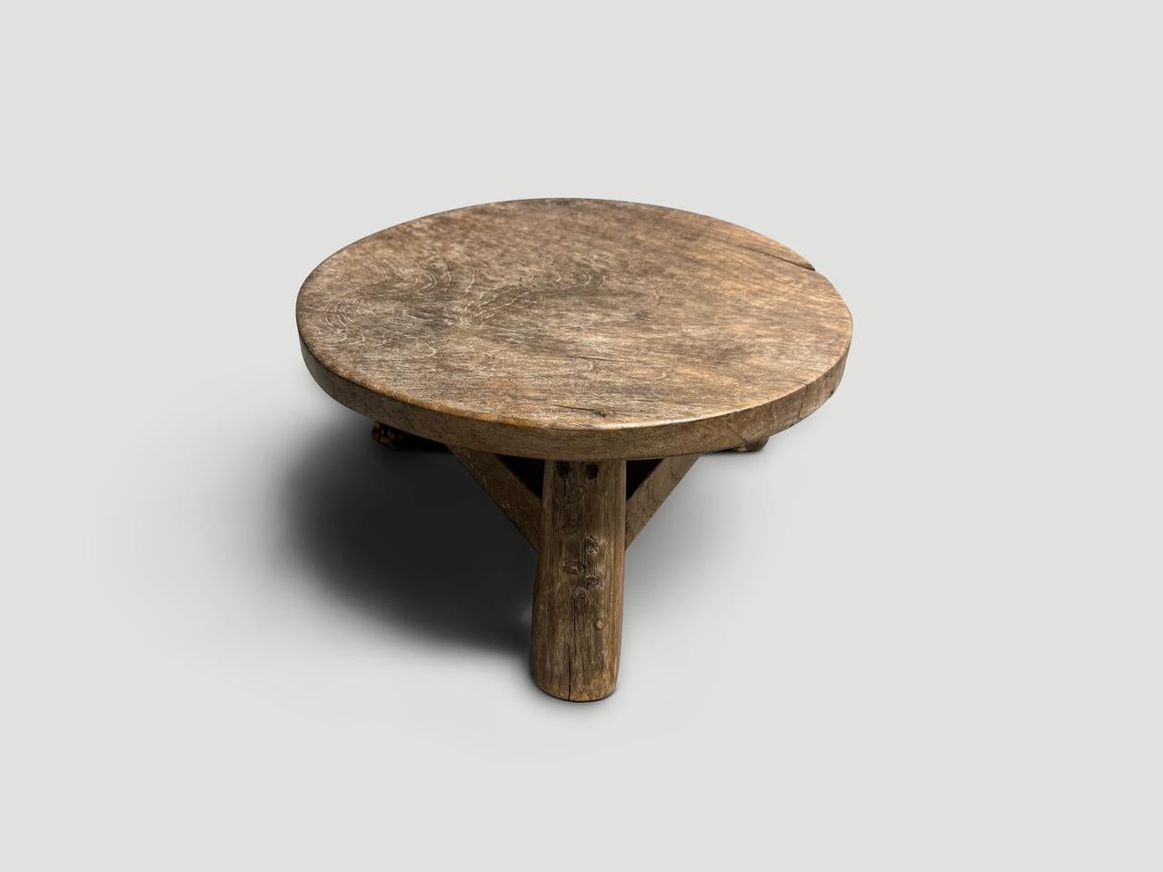 XXIe siècle et contemporain Andrianna Shamaris Table d'appoint ou tabouret rond en bois de teck ancien en vente