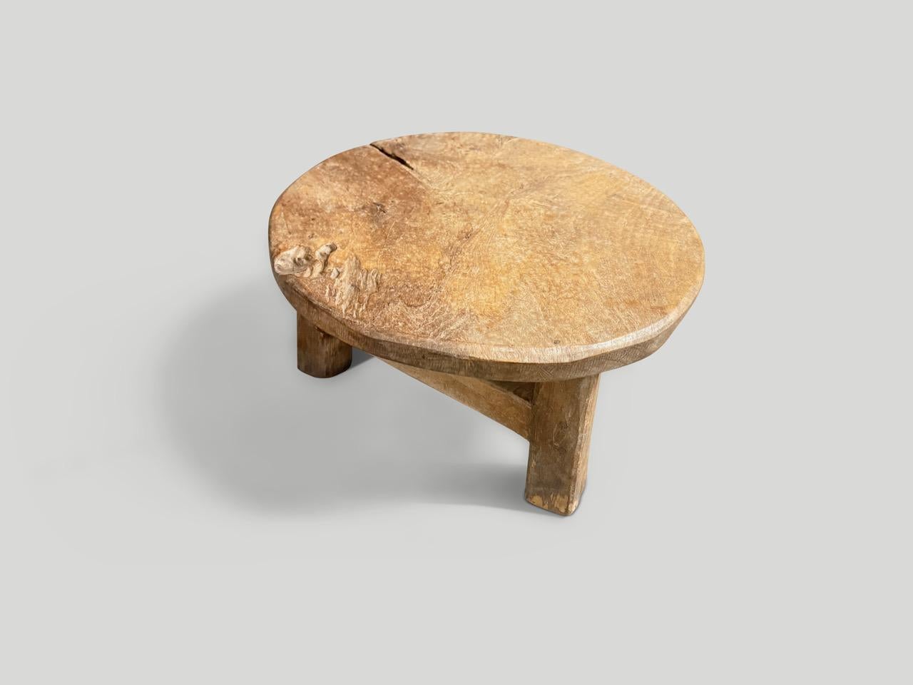 XXIe siècle et contemporain Andrianna Shamaris Table d'appoint ou tabouret rond en bois de teck ancien en vente