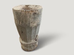 Andrianna Shamaris Vasija escultórica de madera de teca antigua