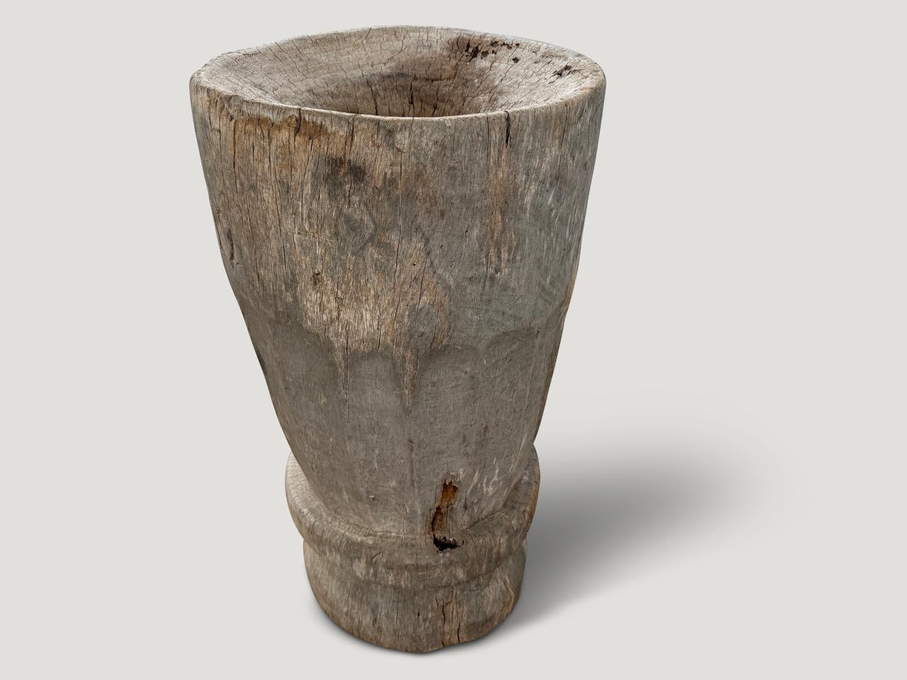 Andrianna Shamaris Vasija escultórica de madera de teca antigua Moderno orgánico en venta