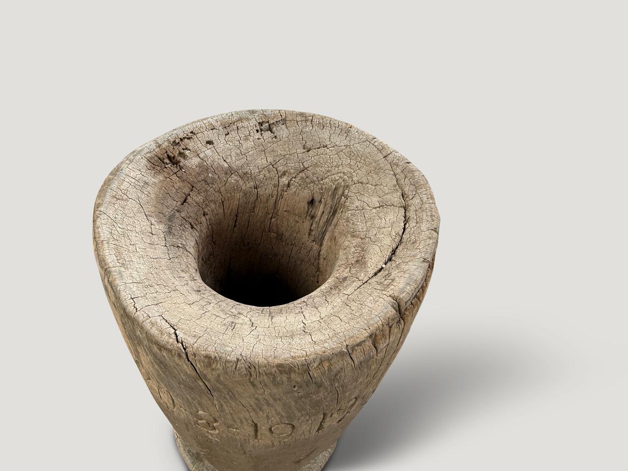Andrianna Shamaris Vasija escultórica de madera de teca antigua finales del siglo XX en venta
