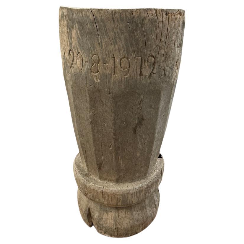 Andrianna Shamaris Vasija escultórica de madera de teca antigua en venta
