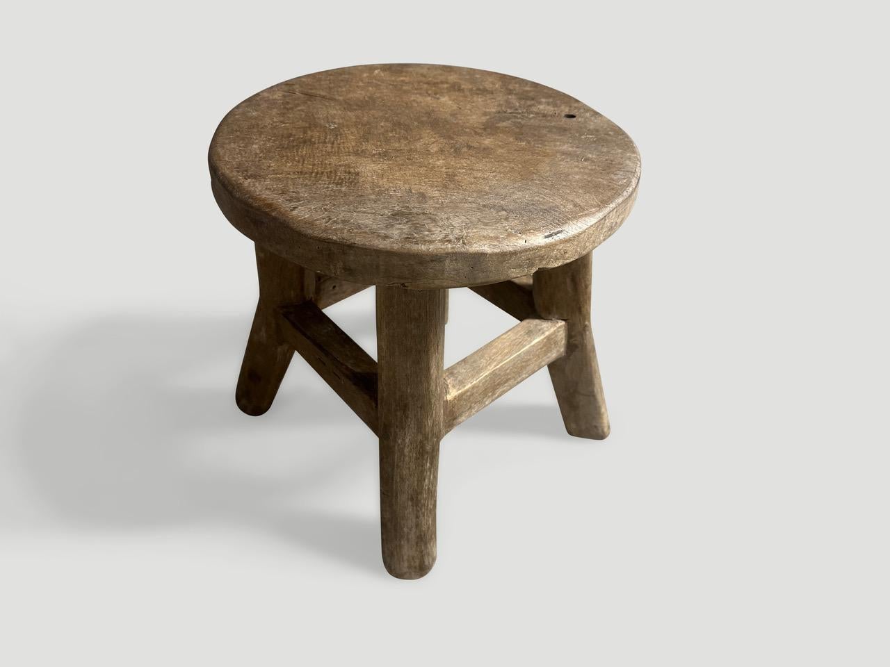 Cette table d'appoint ou ce tabouret ancien présente une belle patine et du caractère. Vers 1950. Nous avons une petite collection. Les images et le prix en témoignent.

Cette table d'appoint ou tabouret antique a été fabriquée à la main dans