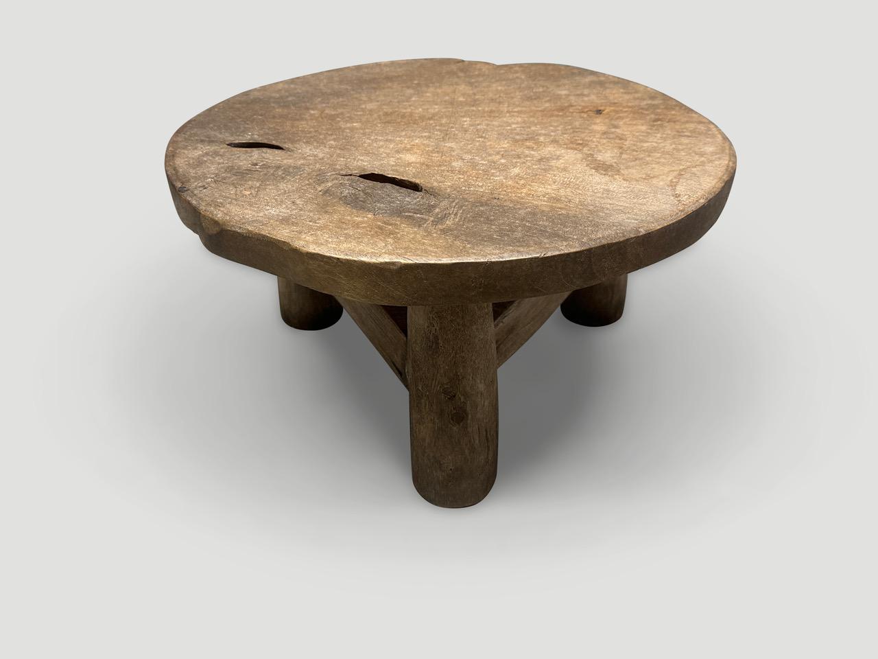 Cette table d'appoint ou ce tabouret ancien présente une belle patine et du caractère. Vers 1950. Nous avons une petite collection. Les images et le prix en témoignent. 

Cette table d'appoint ou tabouret antique a été fabriquée à la main dans