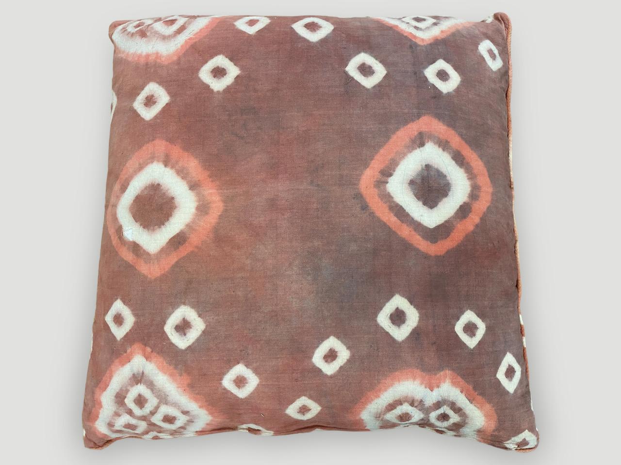De magnifiques textiles anciens trouvés à Toraja Land, dans le sud de Sulawesi, sont transformés en oreillers avec des passepoils et des fermetures éclair dissimulées. Double dos avec de superbes couleurs contrastées. Inserts inclus. Nous avons une
