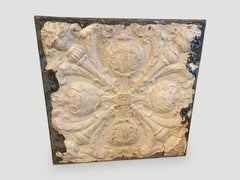 Vestige de plafond en fer-blanc antique