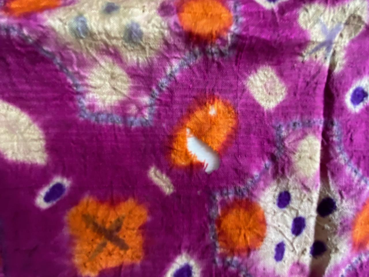 Andrianna Shamaris - Tissu épaule de cérémonie ancien en soie fine aux couleurs vives en vente 2
