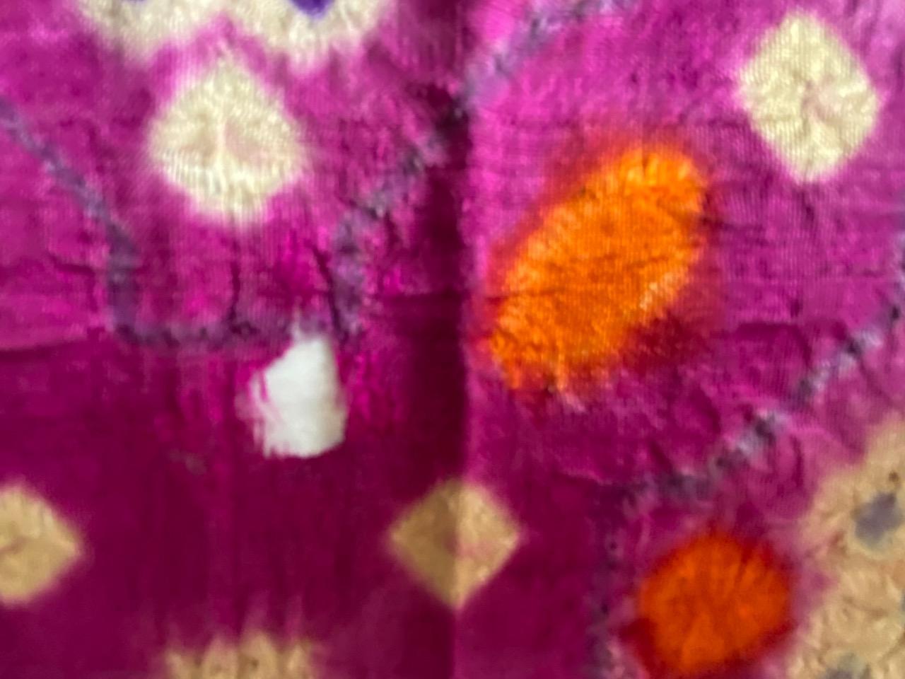 Andrianna Shamaris - Tissu épaule de cérémonie ancien en soie fine aux couleurs vives en vente 3
