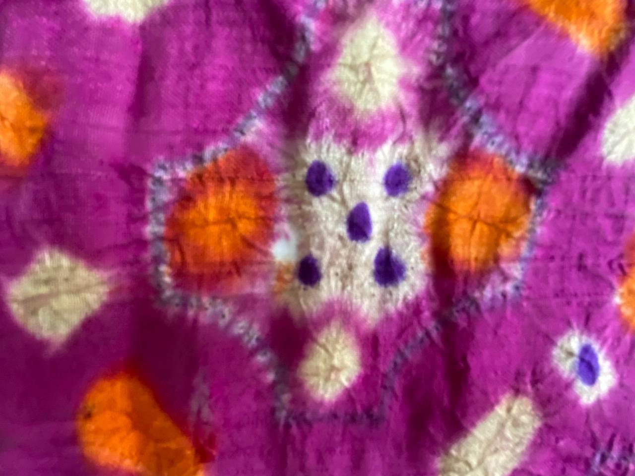 Andrianna Shamaris - Tissu épaule de cérémonie ancien en soie fine aux couleurs vives en vente 4