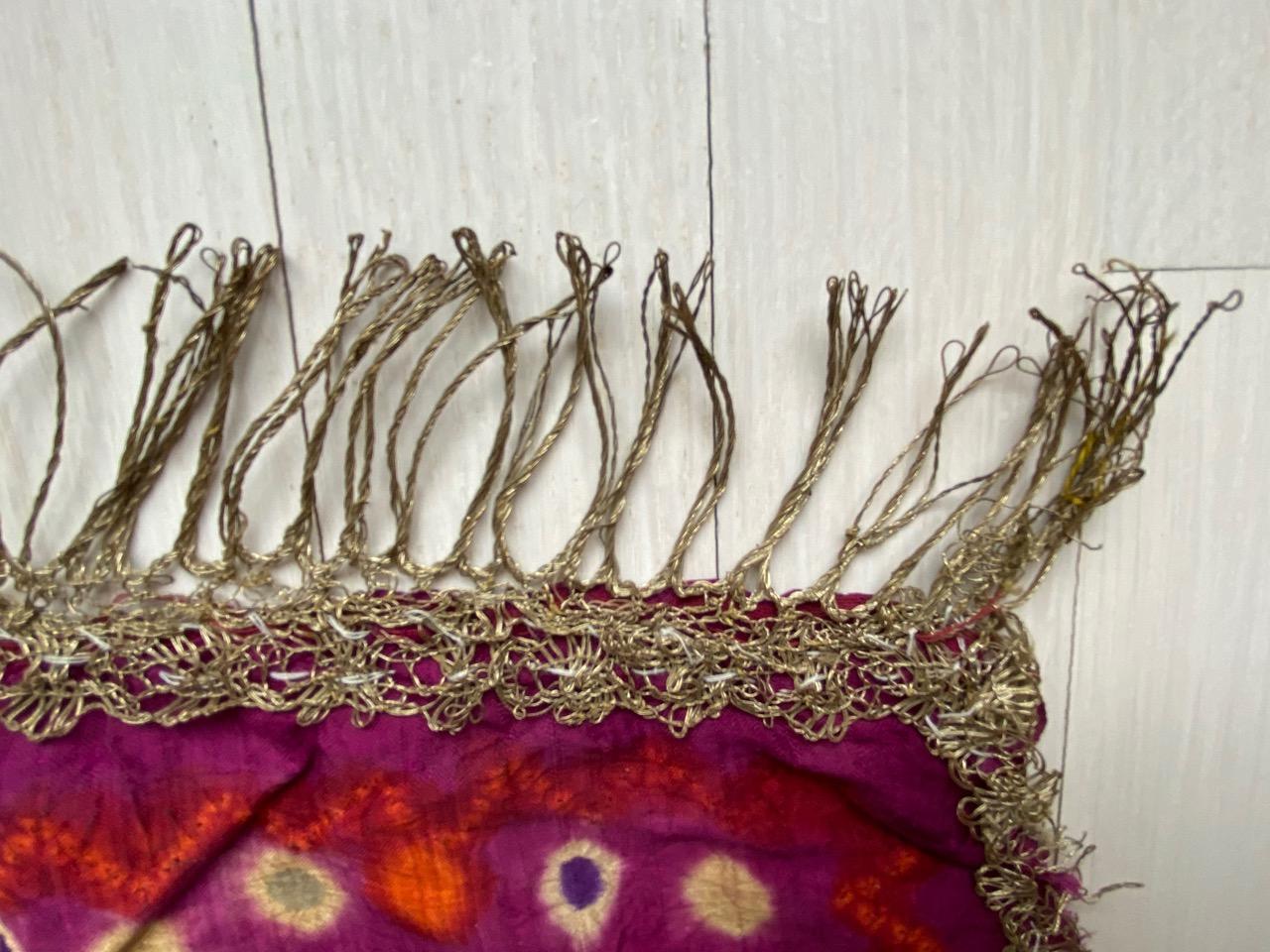 Andrianna Shamaris - Tissu épaule de cérémonie ancien en soie fine aux couleurs vives en vente 6
