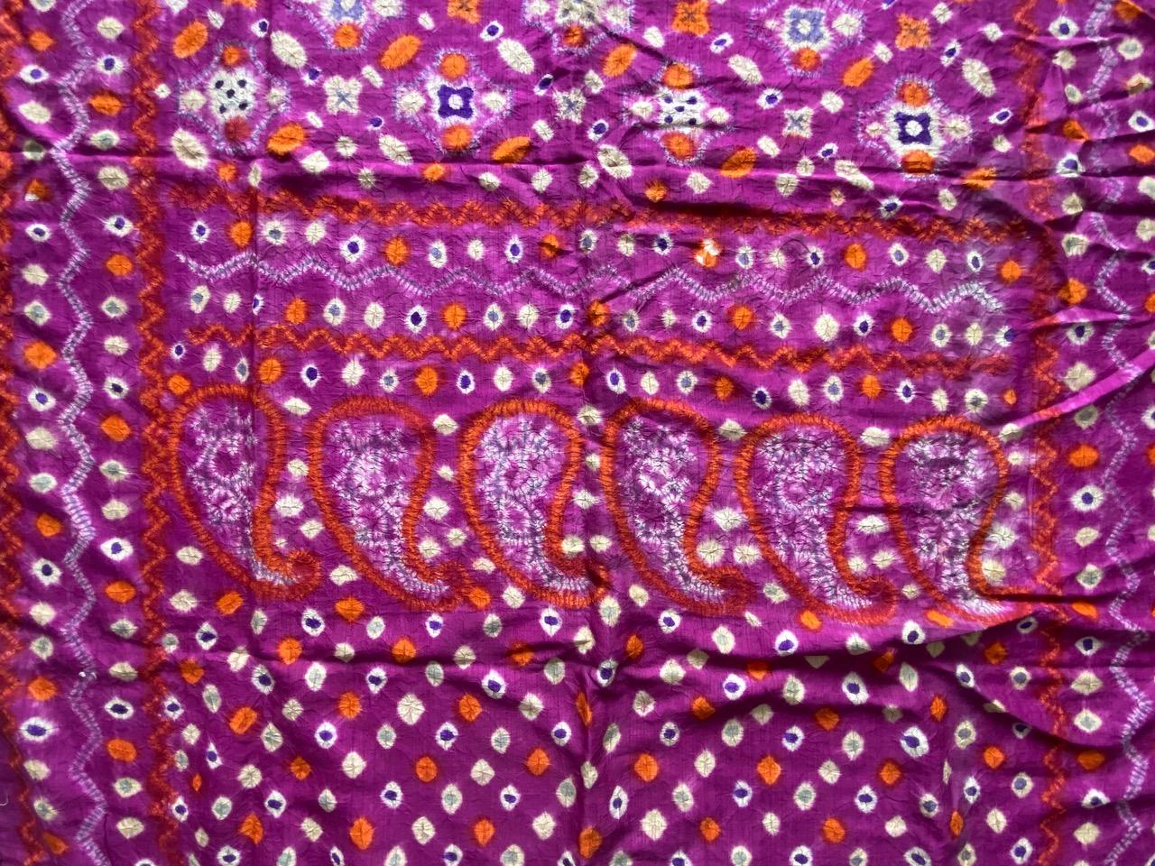 Andrianna Shamaris - Tissu épaule de cérémonie ancien en soie fine aux couleurs vives État moyen - En vente à New York, NY