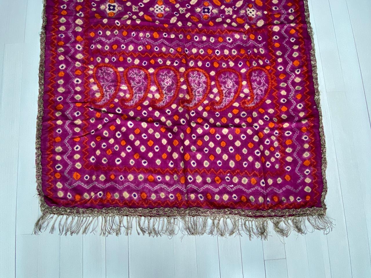 20ième siècle Andrianna Shamaris - Tissu épaule de cérémonie ancien en soie fine aux couleurs vives en vente