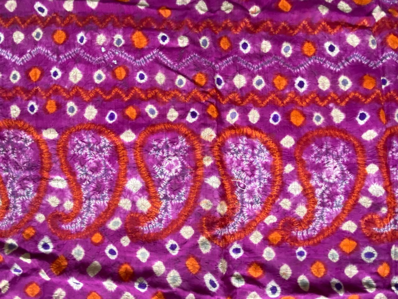 Soie Andrianna Shamaris - Tissu épaule de cérémonie ancien en soie fine aux couleurs vives en vente