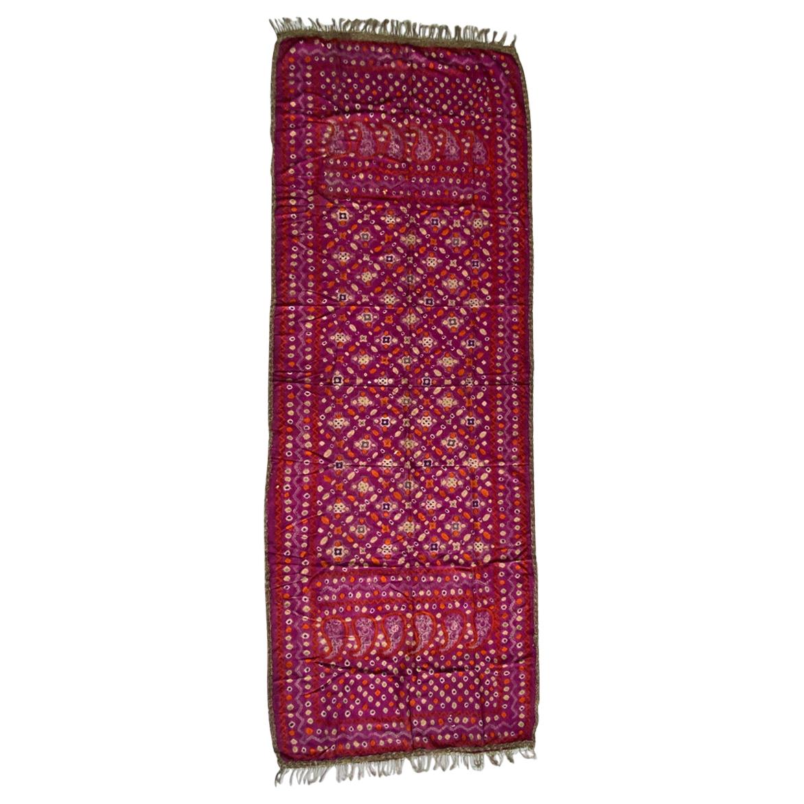 Andrianna Shamaris - Tissu épaule de cérémonie ancien en soie fine aux couleurs vives en vente