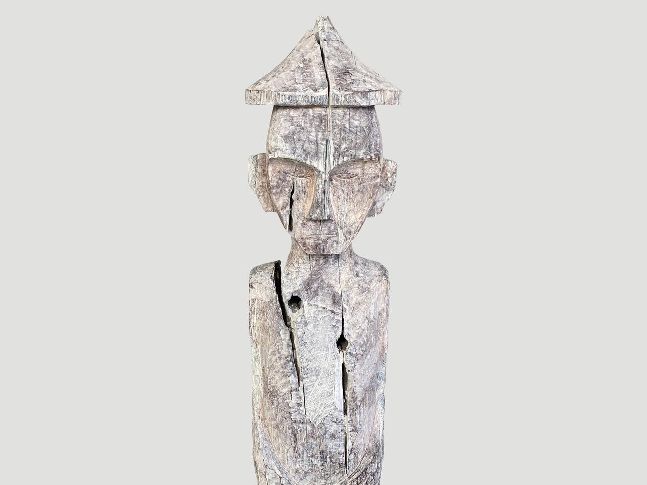 Statue masculine antique sculptée à la main à partir d'un seul rondin de bois provenant de l'ouest de Bornéo. Utilisé à l'origine pour protéger la maison des mauvais esprits et placé dans le sol devant la maison comme un gardien. Nous avons ajouté