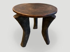 Table d'appoint africaine ancienne en bois Andrianna Shamaris