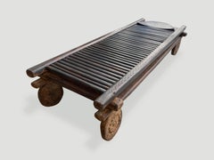 Antike afrikanische Wabi Sabi-Bank oder Couchtisch aus Holz