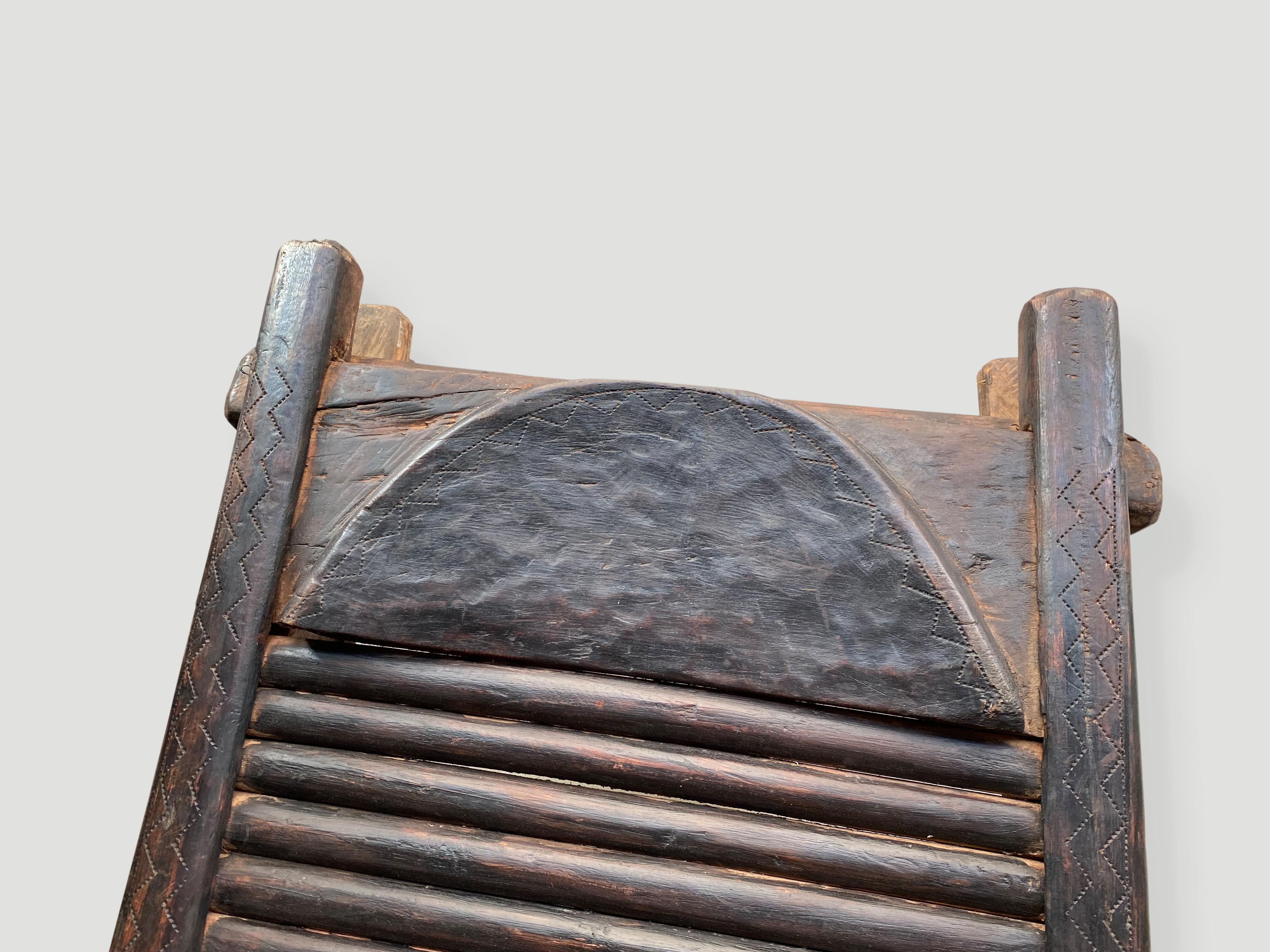 Bois Banc ou table basse africaine antique en bois Wabi Sabi d'Andriana Shamaris en vente