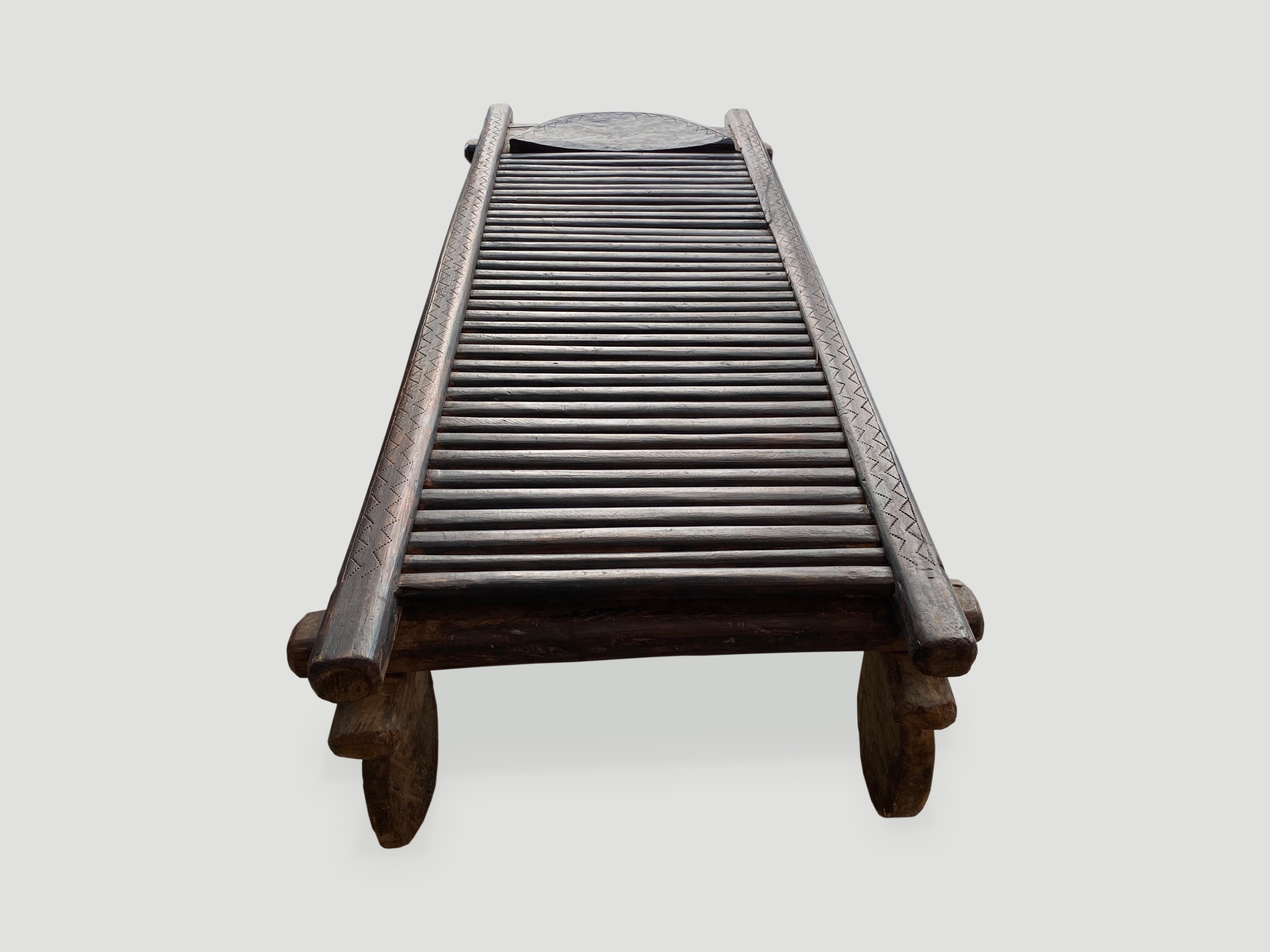 Antike afrikanische Wabi Sabi-Bank oder Couchtisch aus Holz im Angebot 2