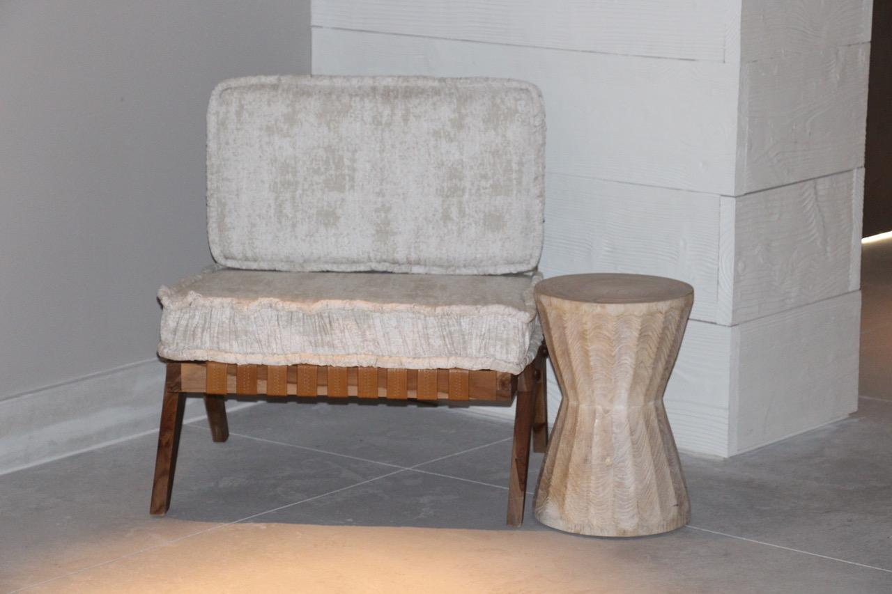 XXIe siècle et contemporain Andrianna Shamaris table d'appoint ou tabouret en bois de teck biseauté en vente