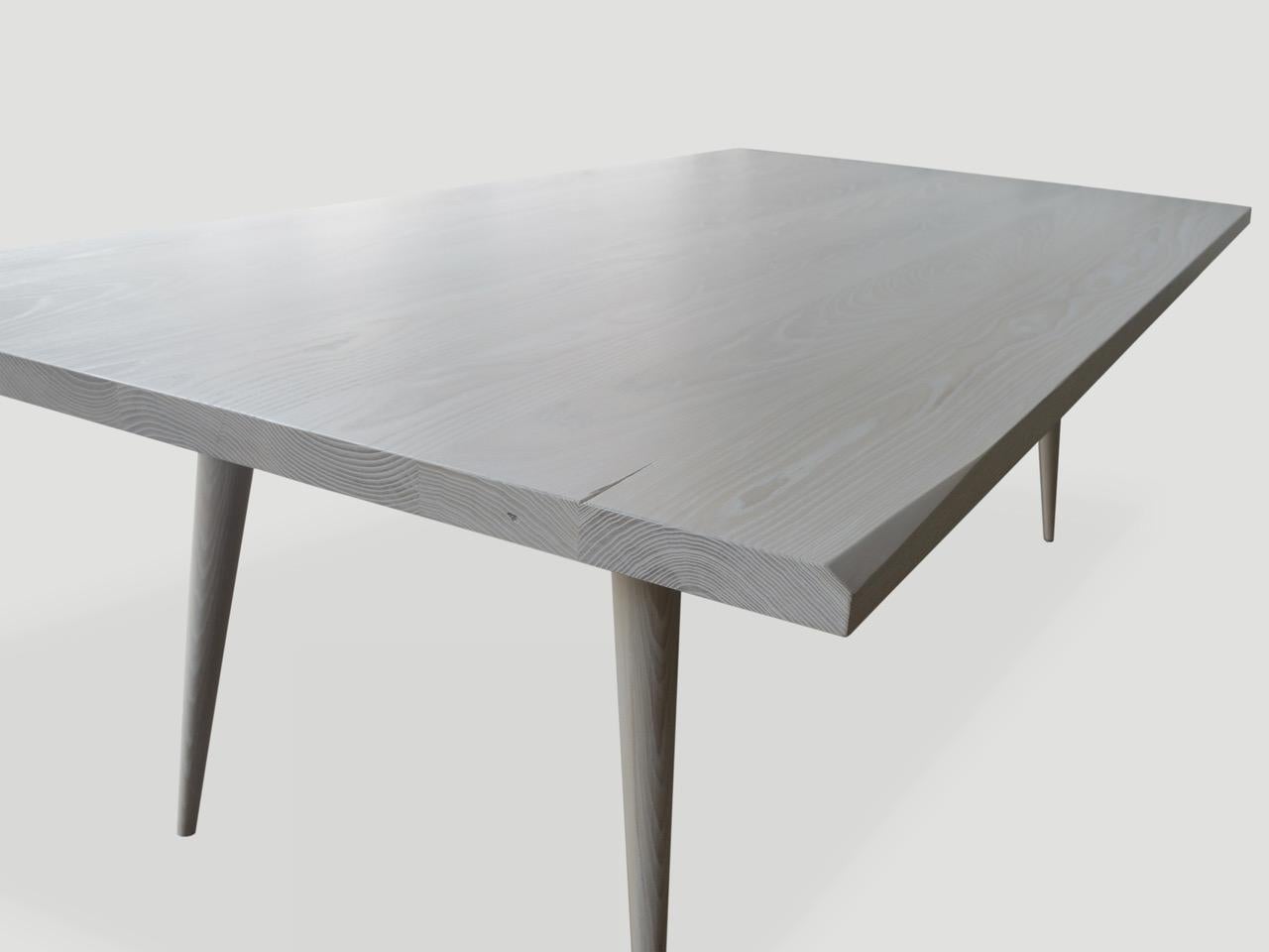 Andrianna Shamaris Mesa de comedor de madera de fresno blanqueado Moderno orgánico en venta
