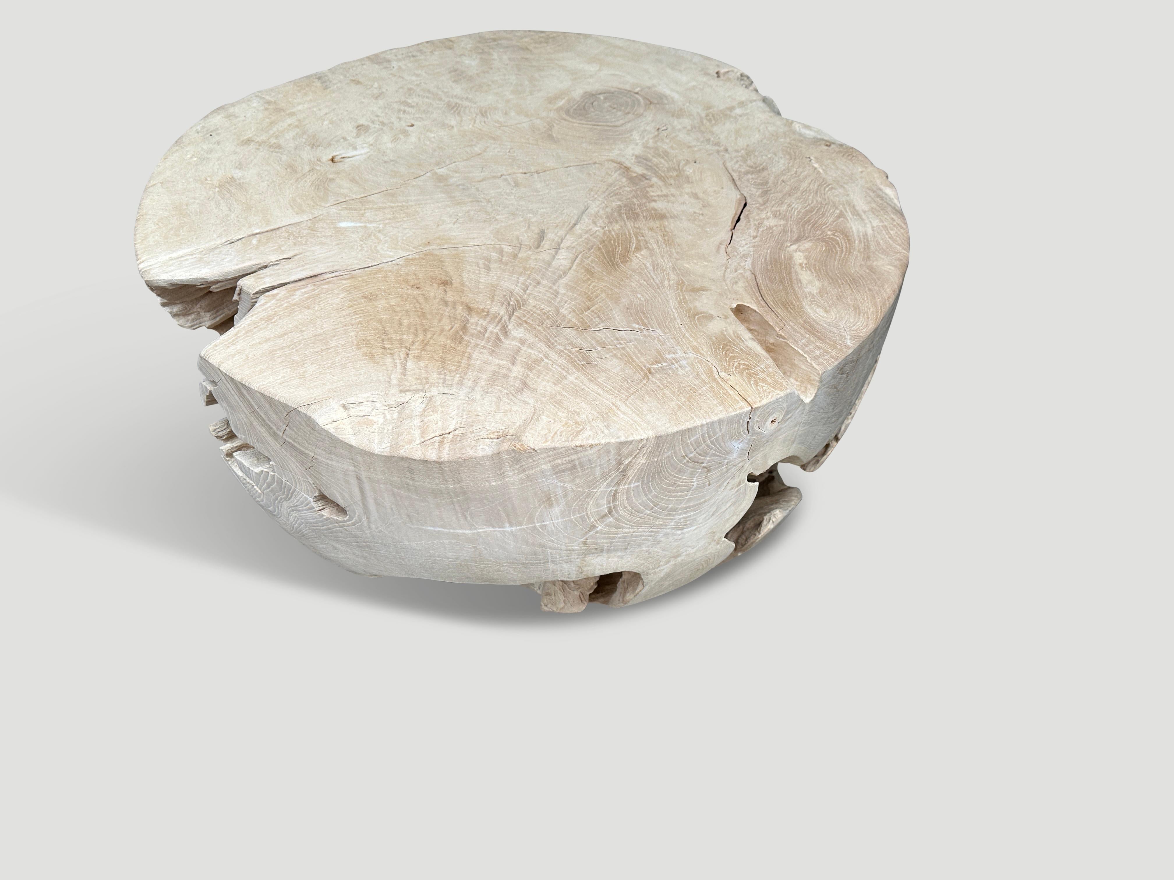 Organique Table basse Andrianna Shamaris en bois de teck blanchi en vente
