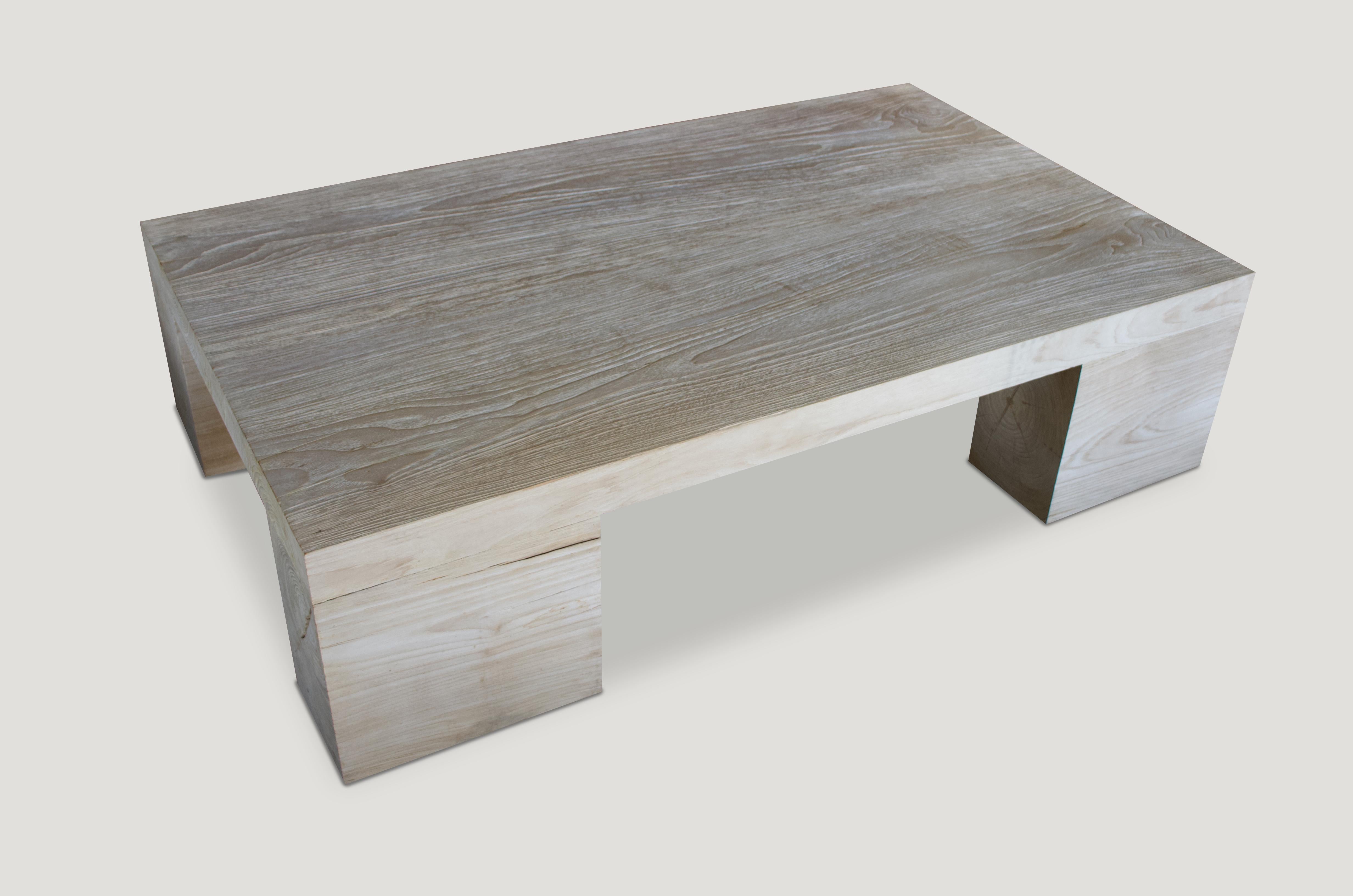 Table basse Andrianna Shamaris en bois de teck blanchi Excellent état - En vente à New York, NY