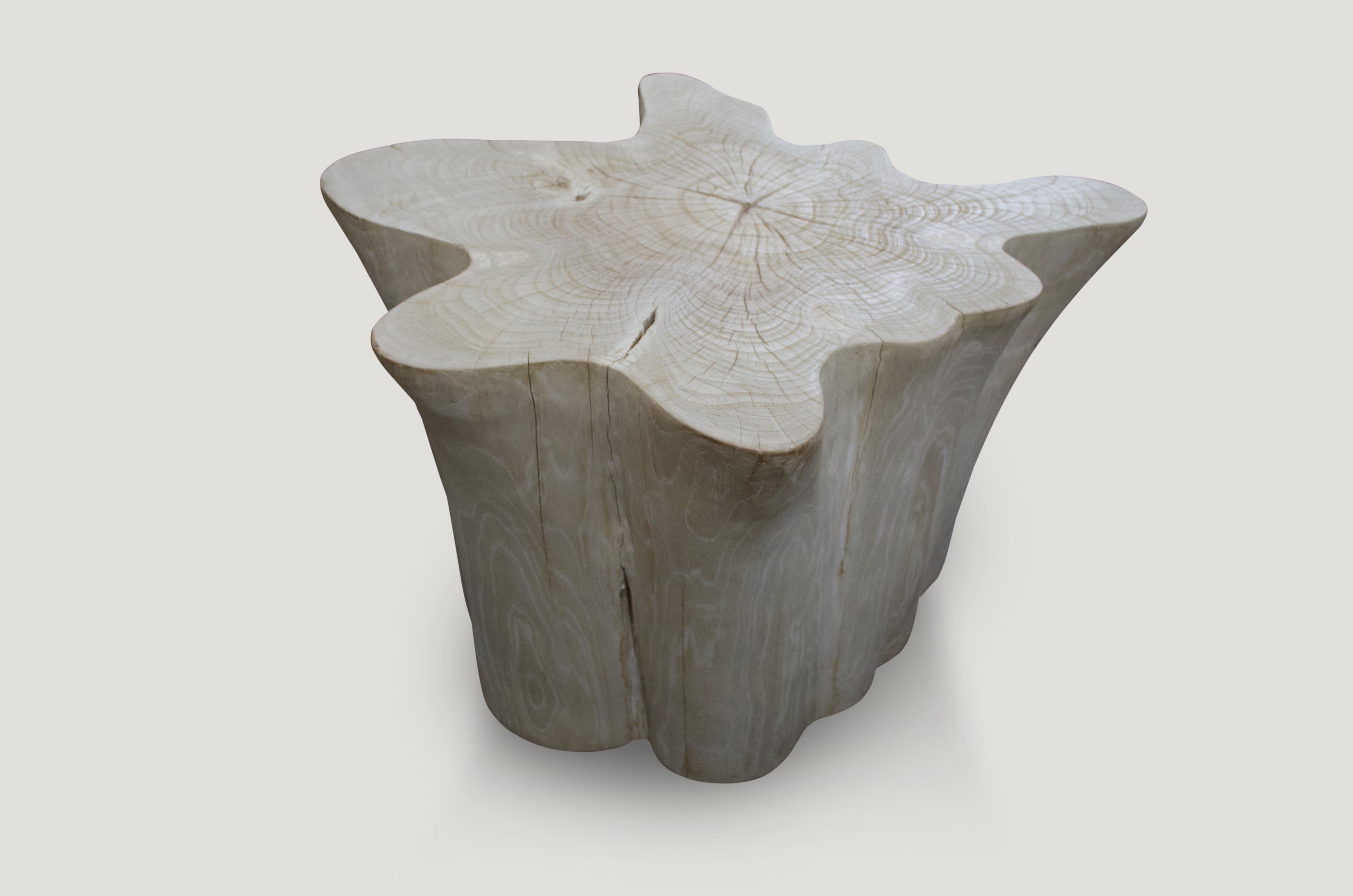 Andrianna Shamaris table d'appoint organique en bois de teck blanchi Excellent état - En vente à New York, NY