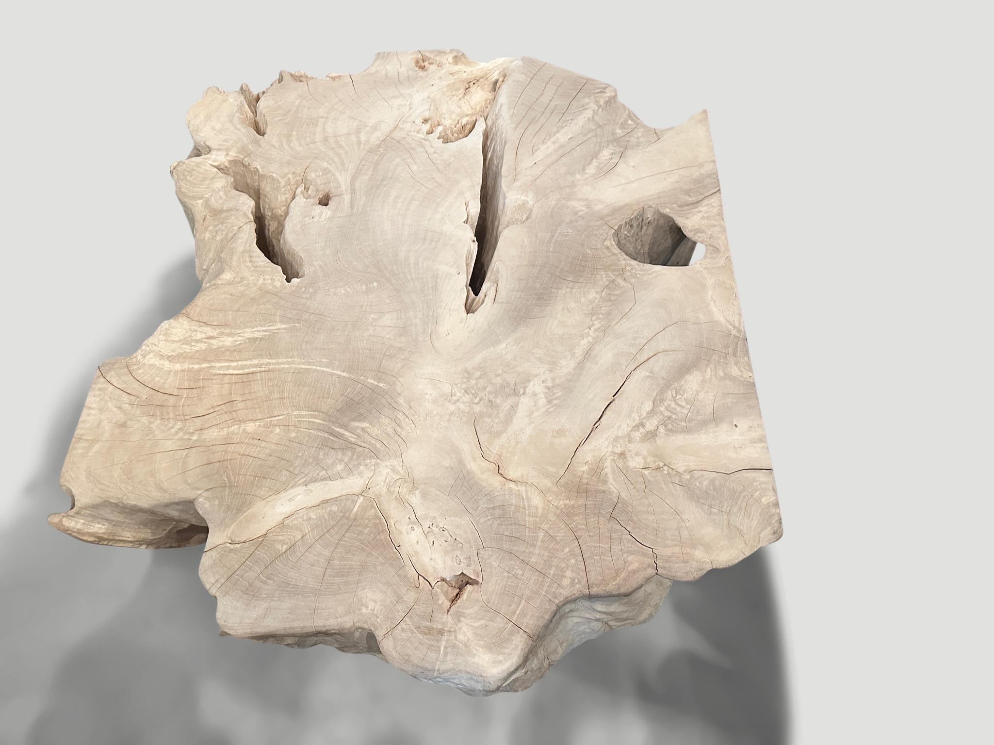 Andrianna Shamaris: Skulpturaler Couchtisch oder Sockel aus gebleichtem Teakholz (Holz) im Angebot